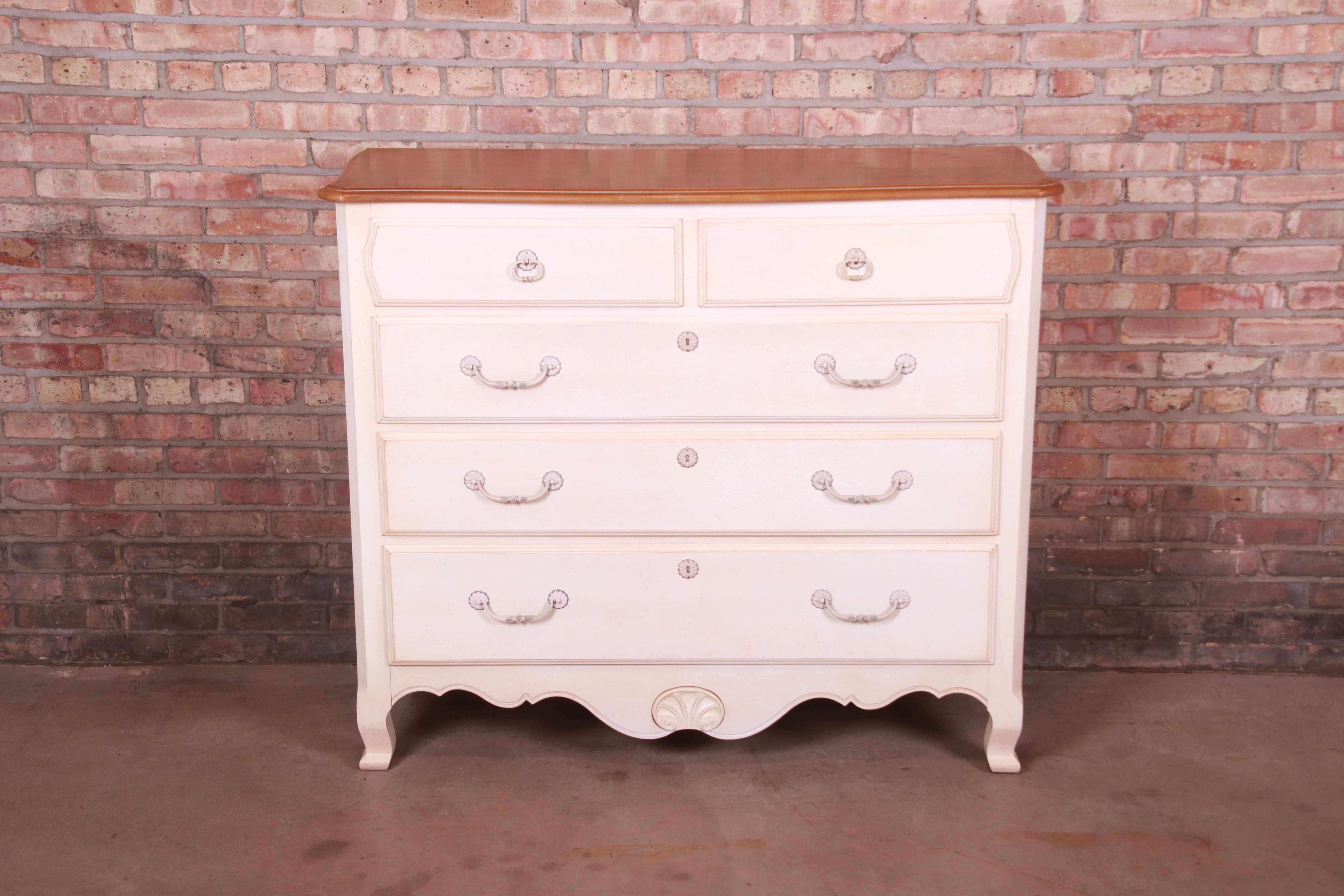 A gorgeous French Country Louis XV style five-drawer highboy dresser or chest of drawers

By Ethan Allen

USA, Circa 1990s

White lacquered solid maple, with natural maple top.

Measures: 50.5