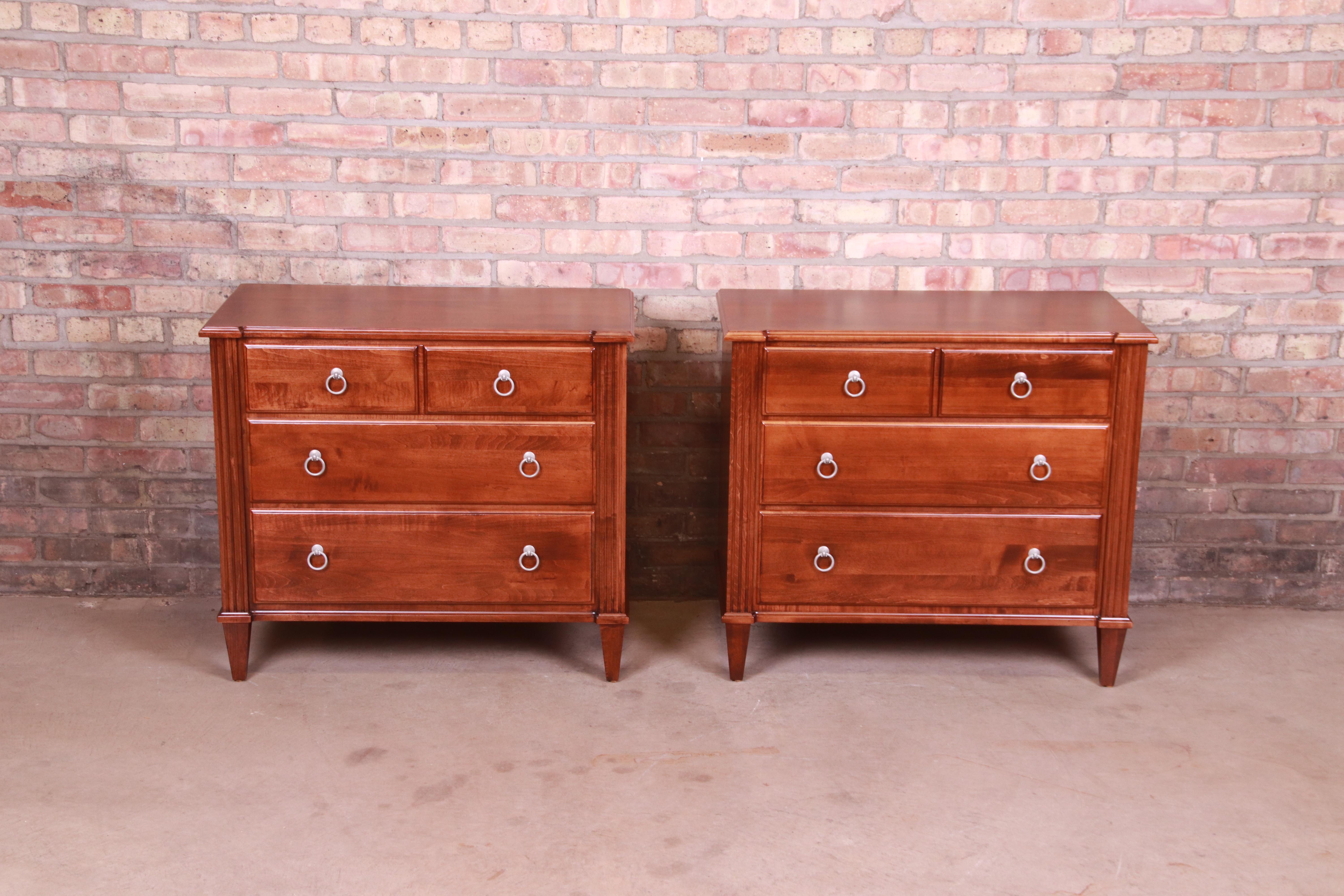 A gorgeous pair of French Regency style commodes or bedside chests

By Ethan Allen

USA, Circa 1990s

Solid maple, with original hardware.

Measures: 32