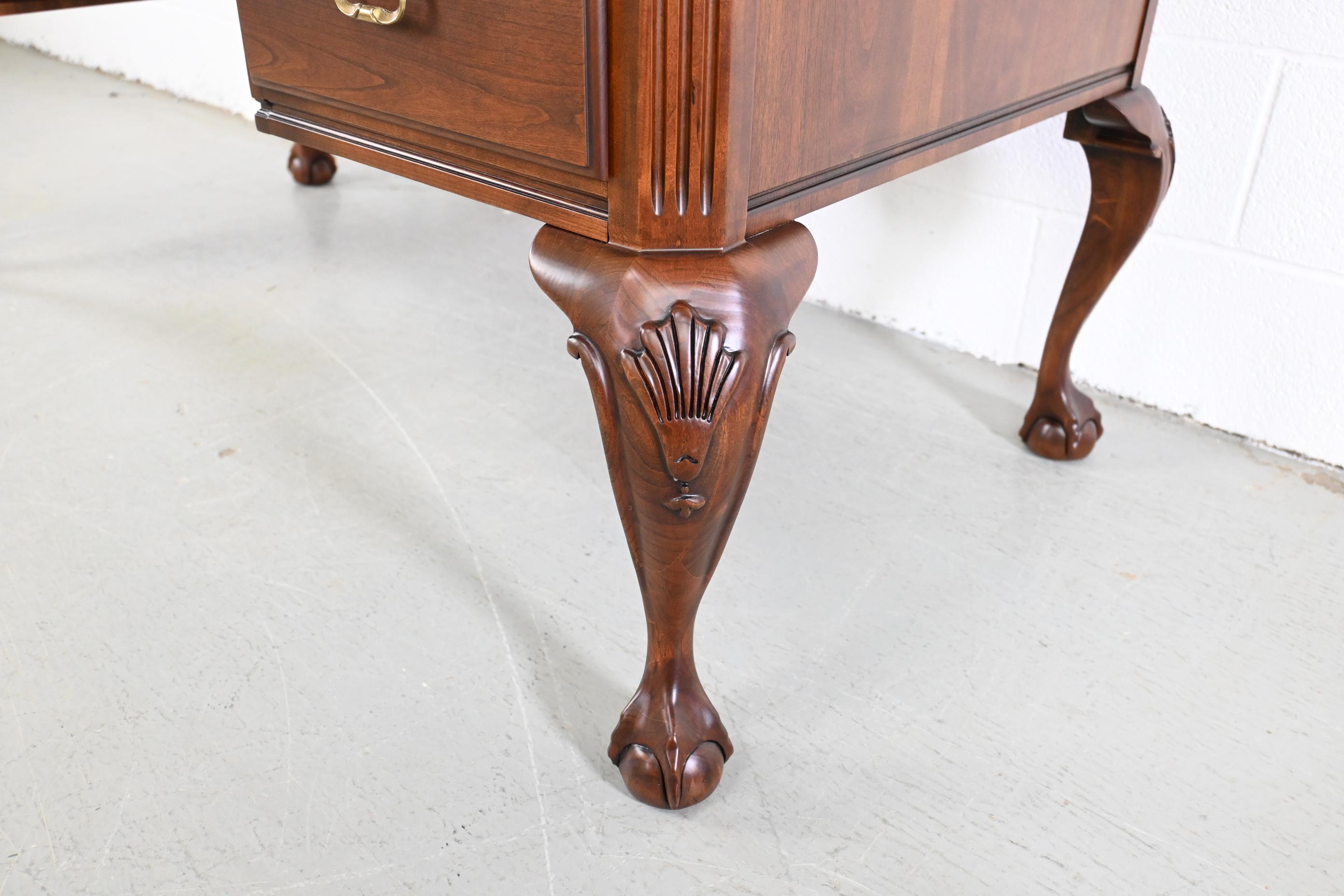 Ethan Allen Furniture Cherry English Style Claw Foot Desk In Excellent Condition In Morgan, UT