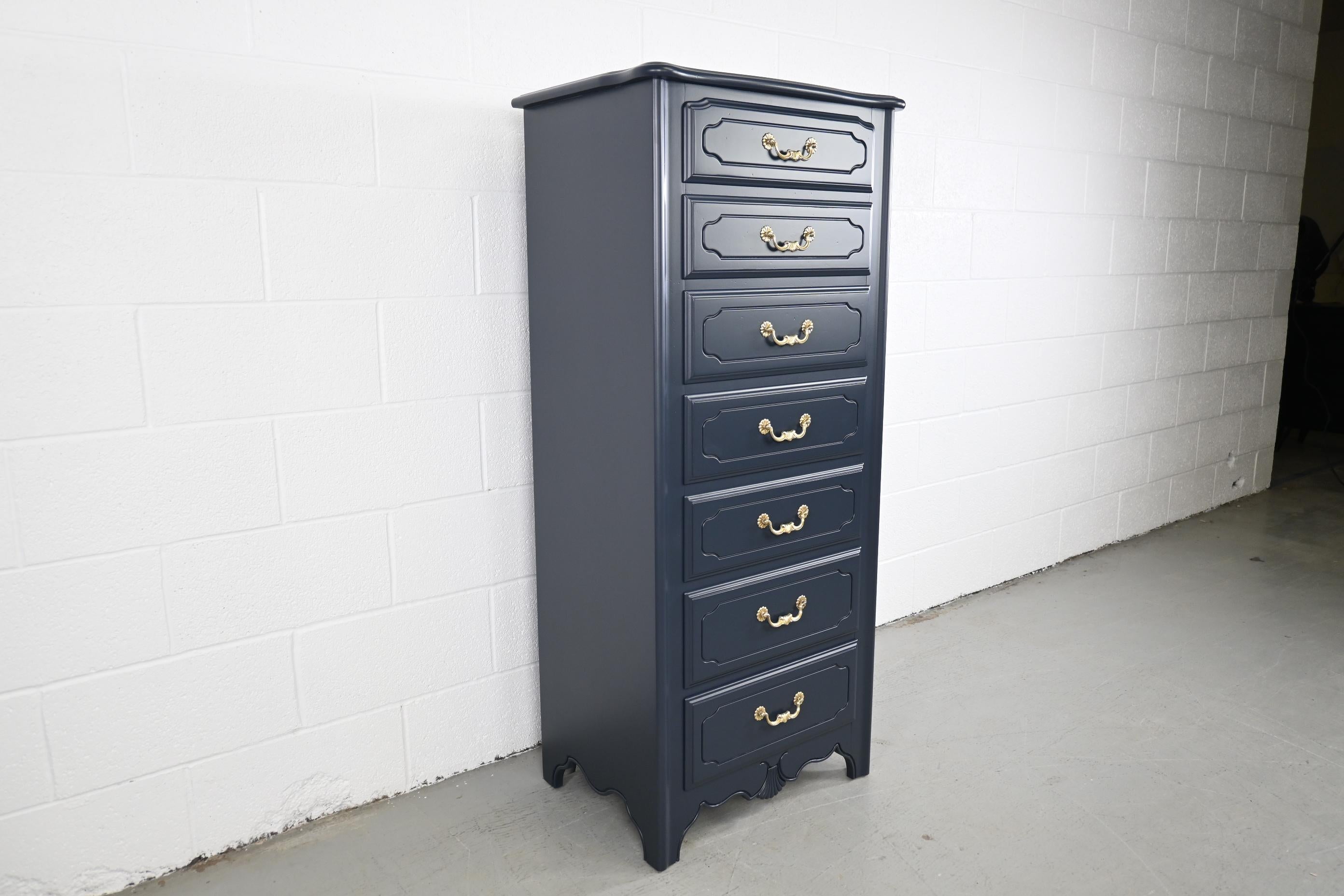 Ethan Allen French Country Navy Lacquered Seven Drawer Lingerie Chest of Drawers

Ethan Allen, USA, 1990s

Measures: 24 Wide x 17 Deep x 54.5 High

French Country style seven drawer chest of drawer refinished in a dark navy blue lacquer with