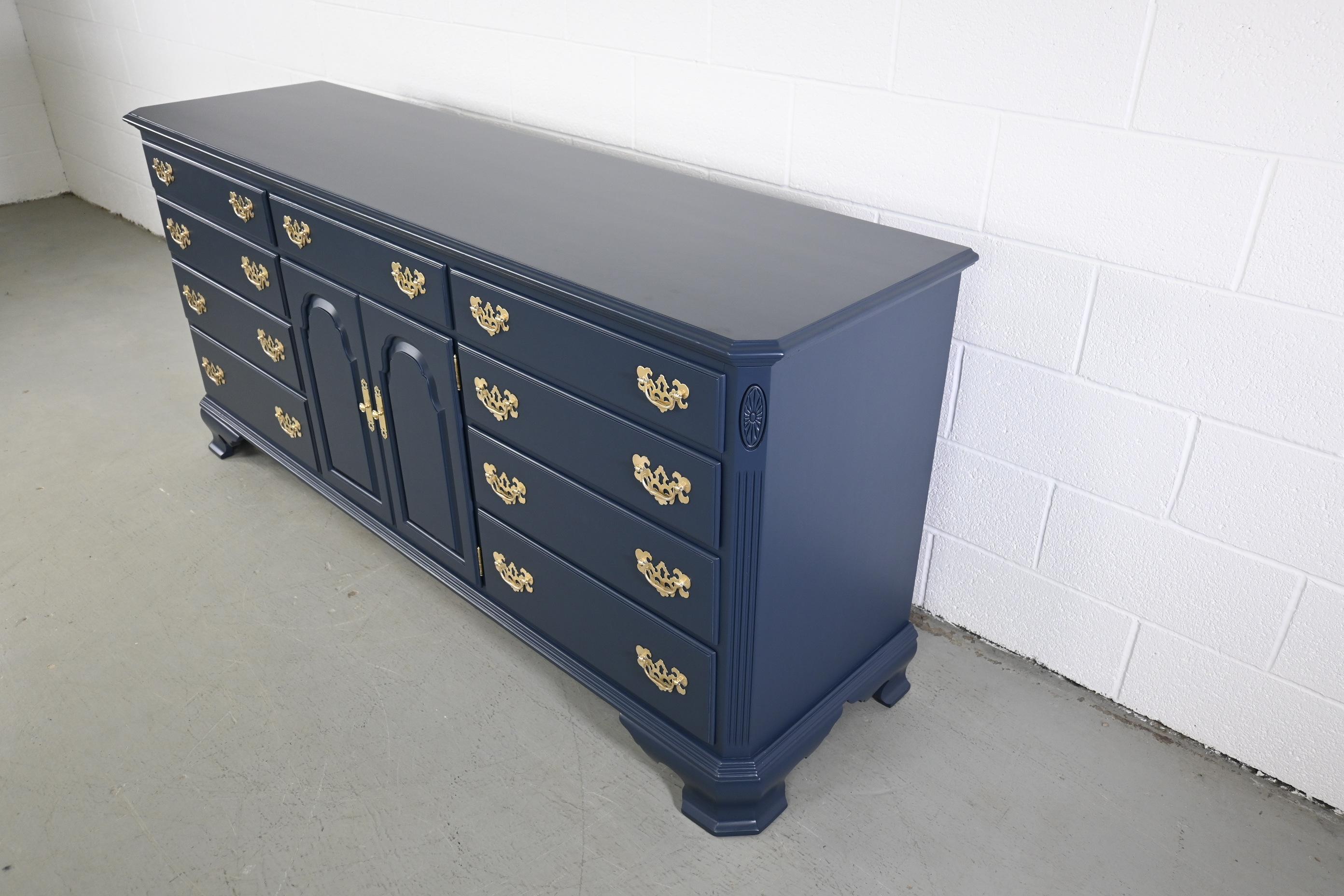 Ethan Allen Furniture Navy Lacquered Georgian Long Dresser In Excellent Condition In Morgan, UT