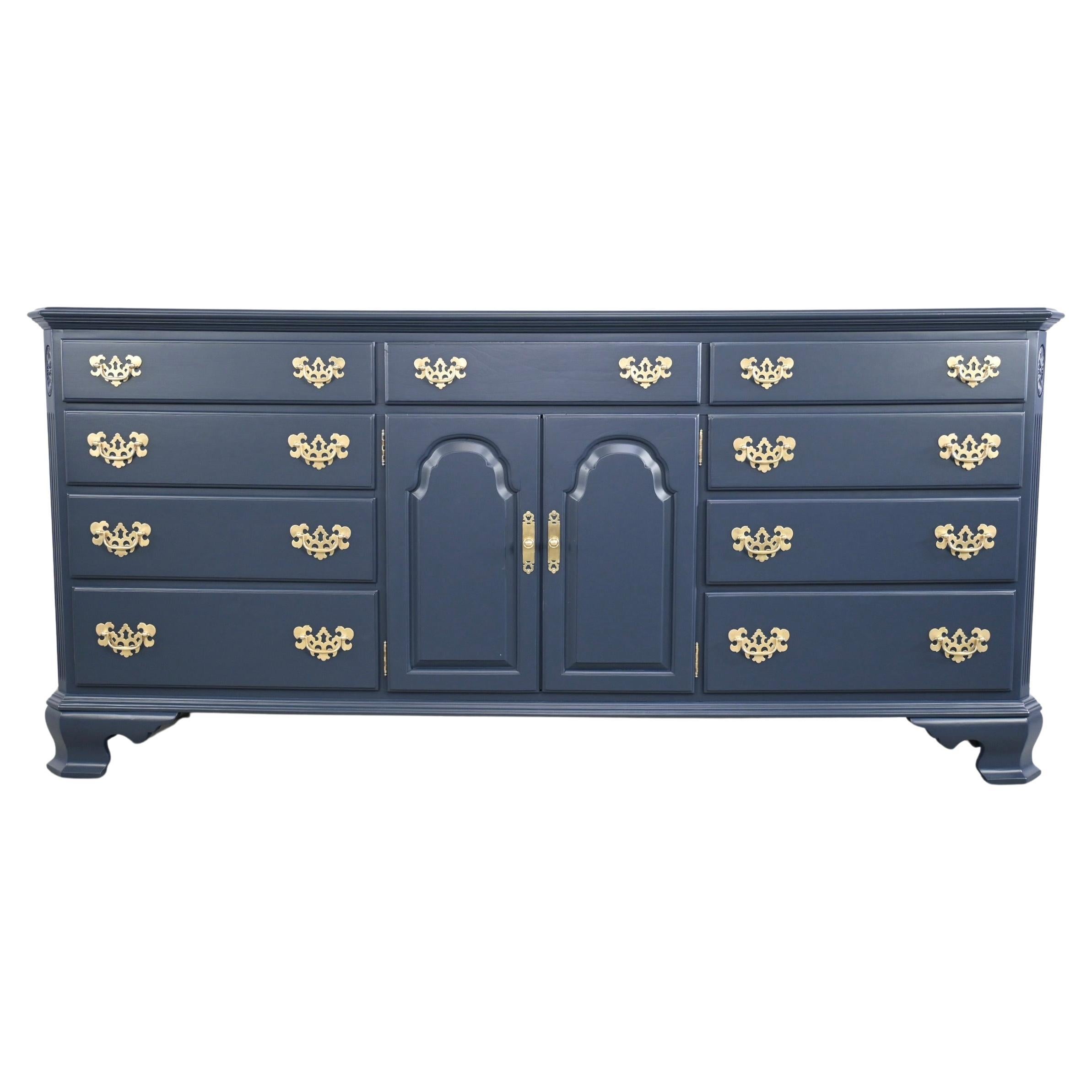 Ethan Allen Furniture - Commode longue géorgienne laquée bleu marine En  vente sur 1stDibs