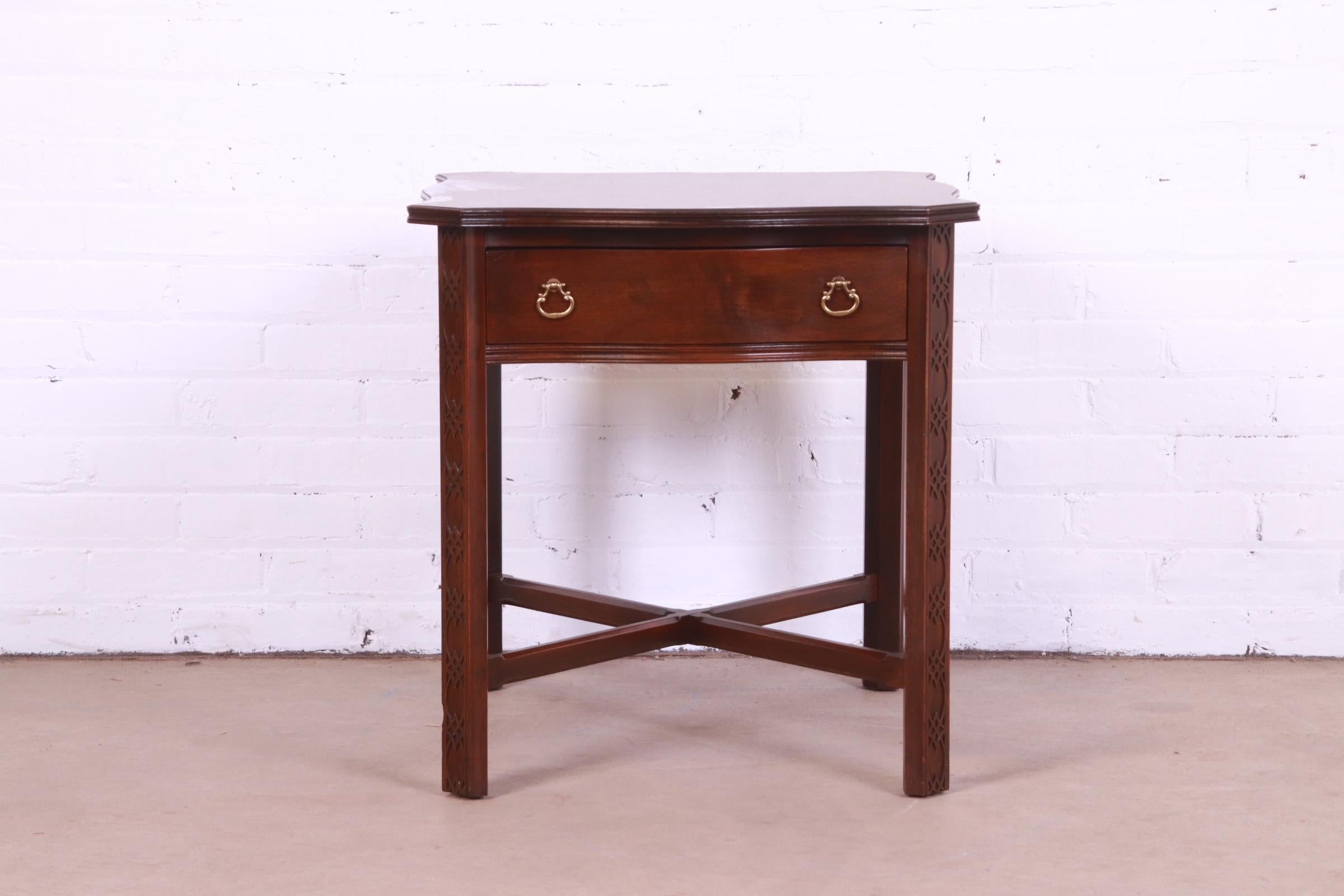 A gorgeous Georgian or Chippendale style tea table or occasional side table

By Ethan Allen

USA, Late 20th Century

Carved solid cherry wood, with 
