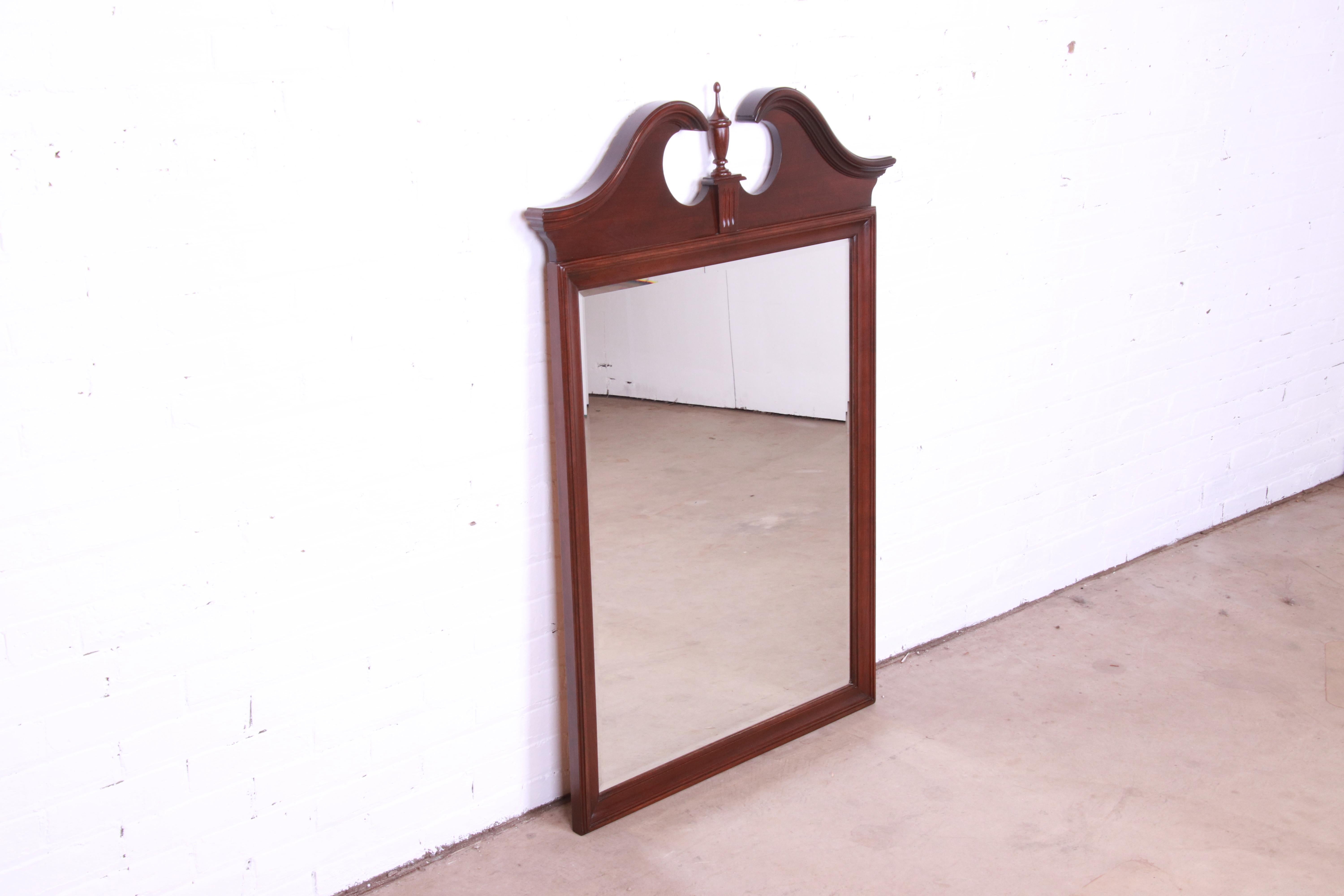 Georgian Carved Mahogany Framed Wall Mirror In Good Condition For Sale In South Bend, IN