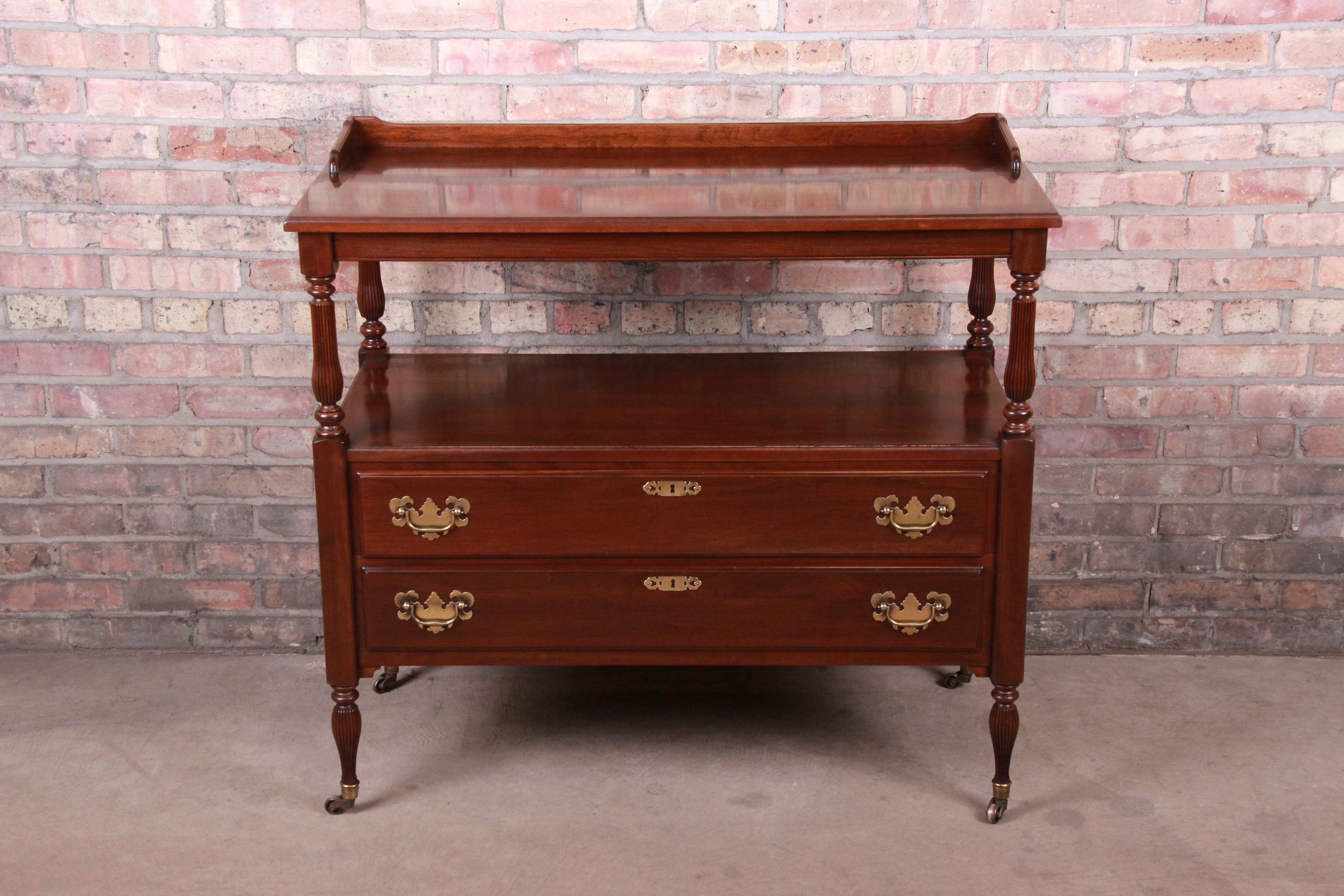 An exceptional Georgian style bar cart or server

By Ethan Allen

USA, circa 1980s

Solid cherrywood, with original brass hardware and casters.

Measures: 40