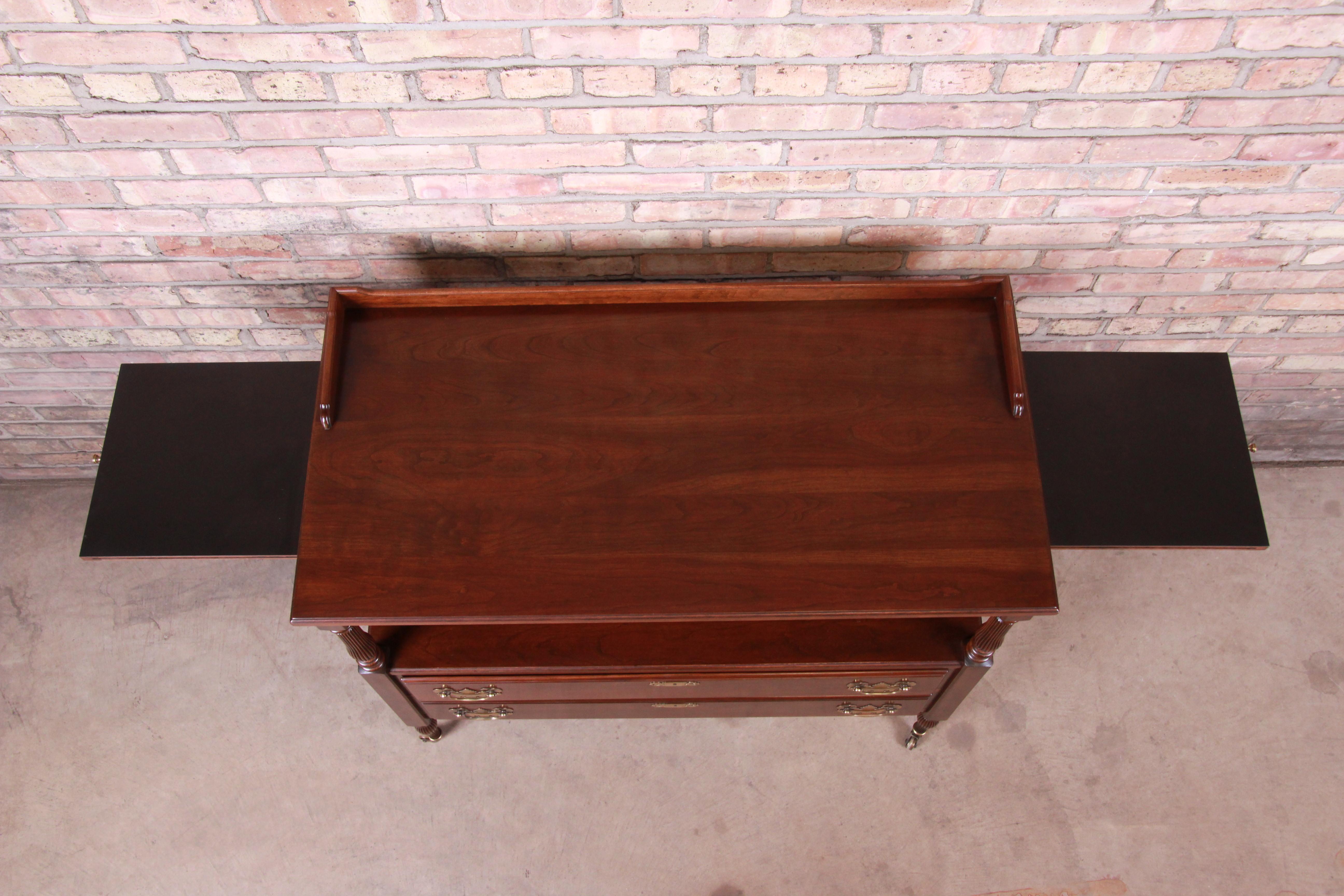 Ethan Allen Georgian Cherry Wood Bar Cart Server In Good Condition In South Bend, IN