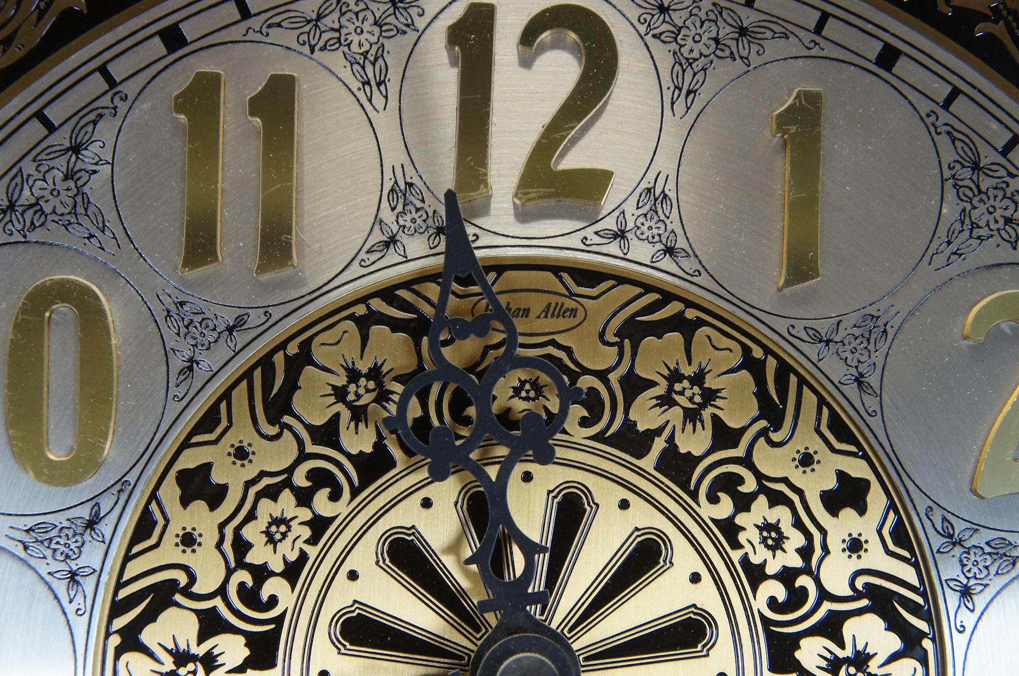 Ethan Allen Georgian Court Kirsche Großvater Uhr West Deutschland Werke 08-3805 (Ende des 20. Jahrhunderts)