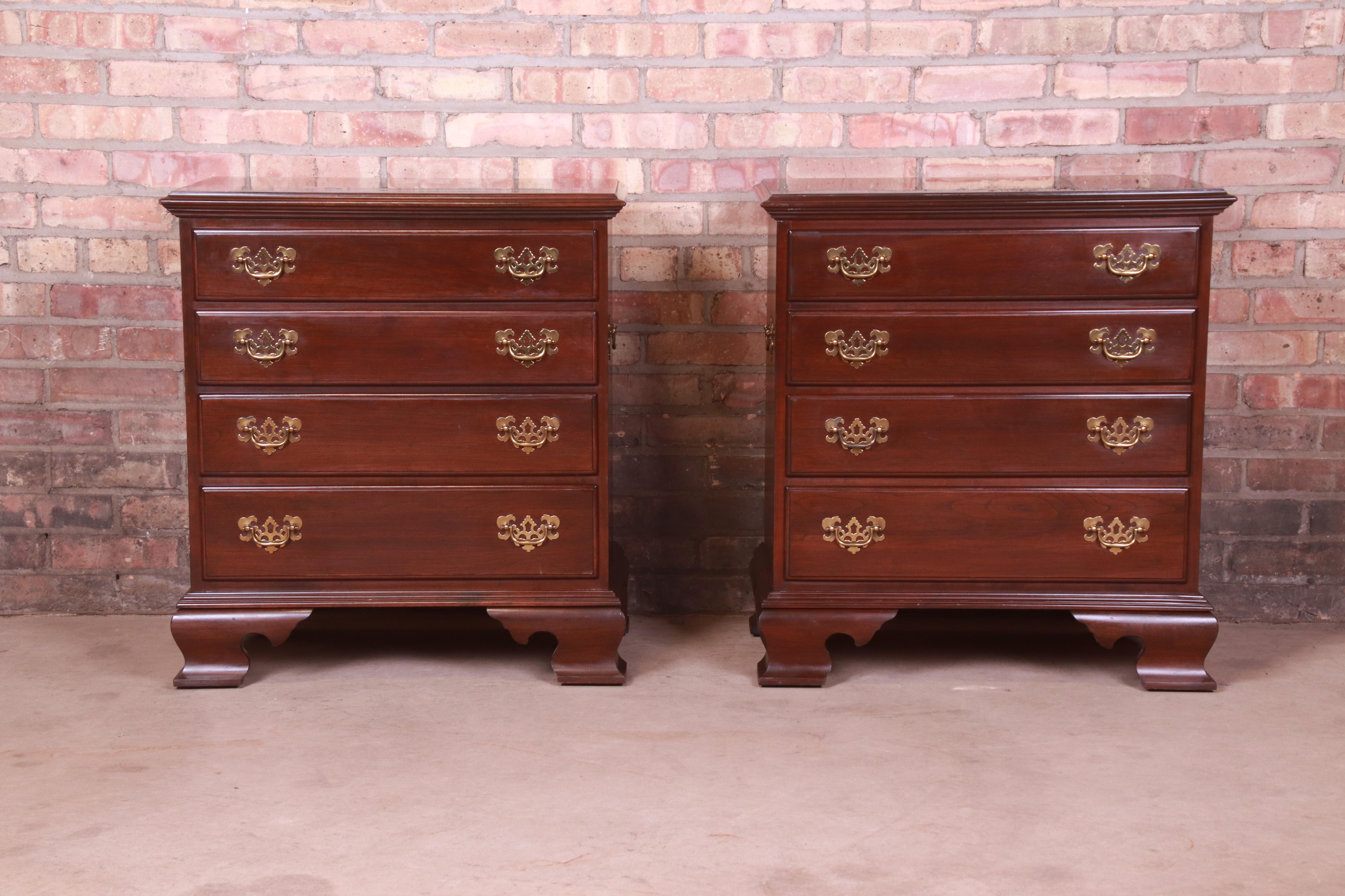 American Ethan Allen Georgian Mahogany Four-Drawer Bedside Chests, Pair