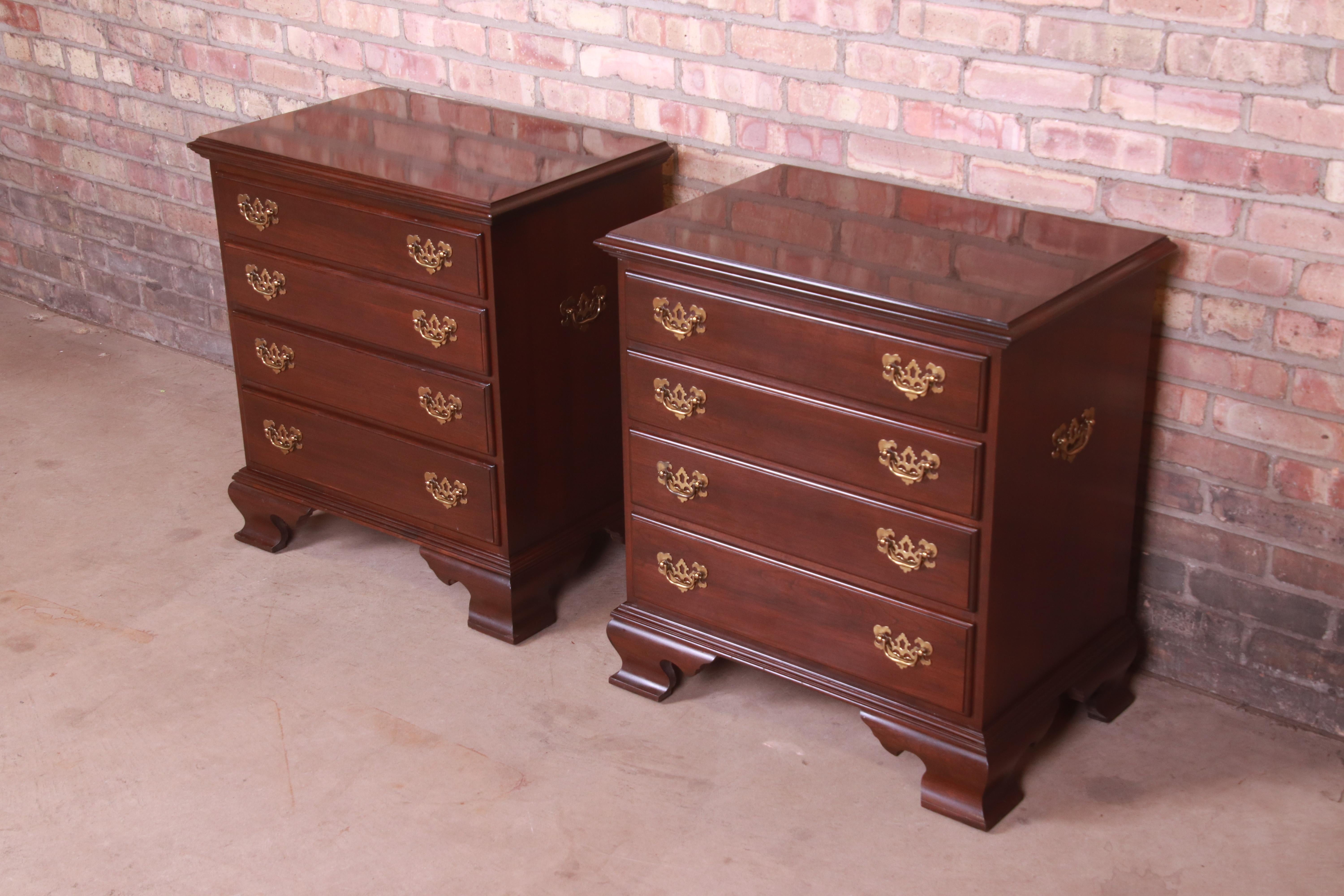 Ethan Allen Georgian Mahogany Four-Drawer Bedside Chests, Pair In Good Condition In South Bend, IN