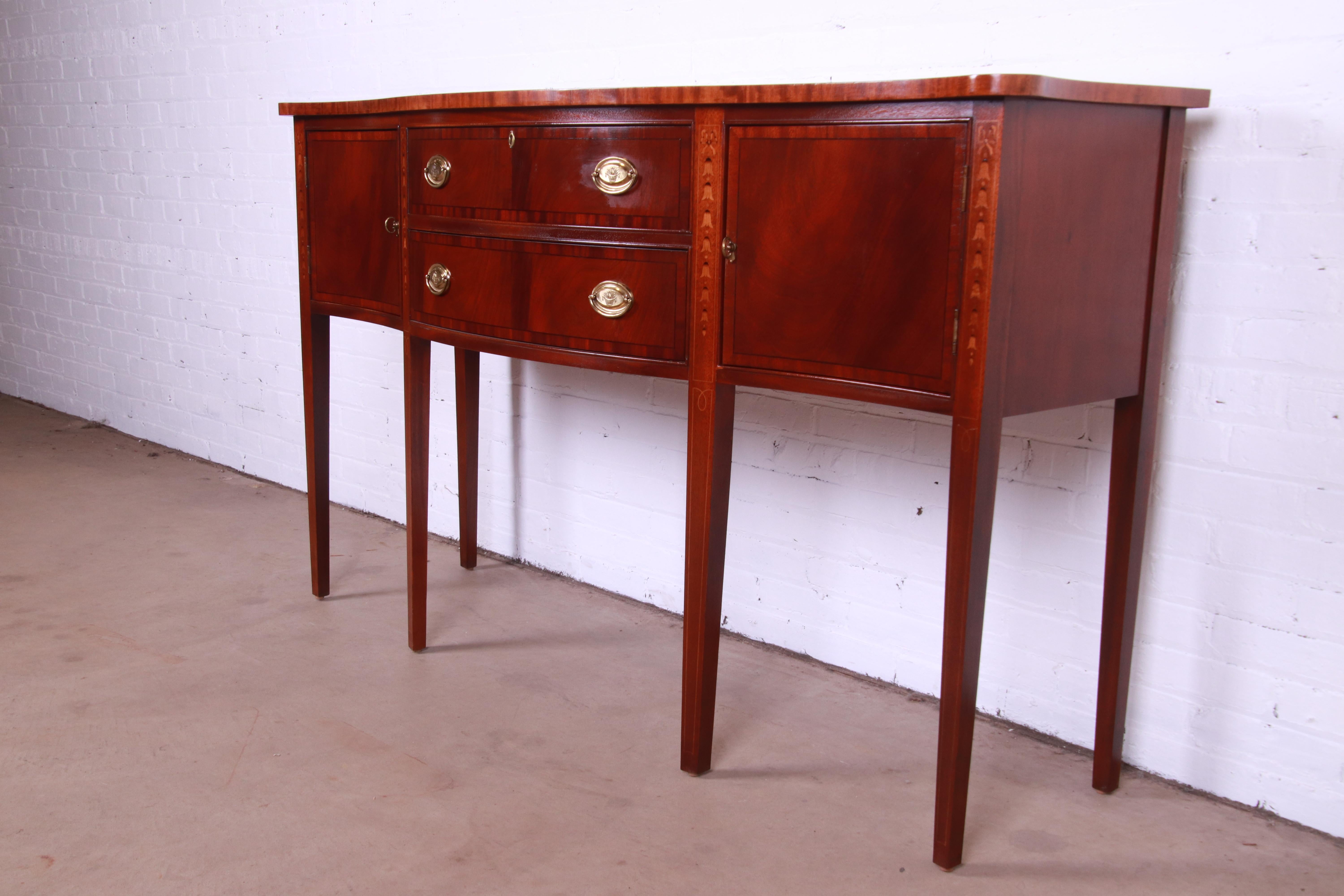 Ethan Allen Hepplewhite Inlaid Mahogany Serpentine Sideboard Credenza In Good Condition In South Bend, IN