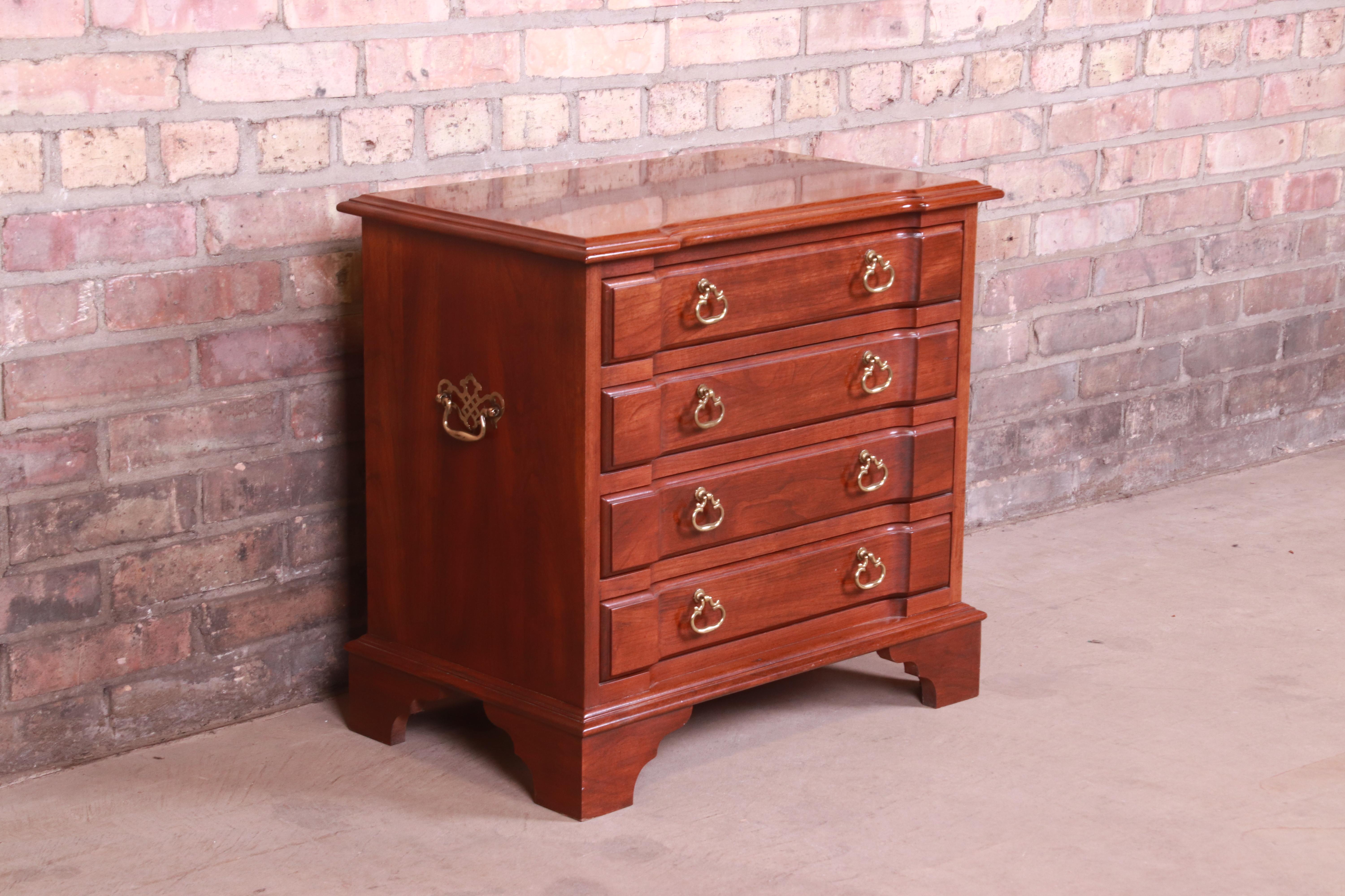 Chippendale Mahogany Four-Drawer Commode or Nightstand In Good Condition For Sale In South Bend, IN