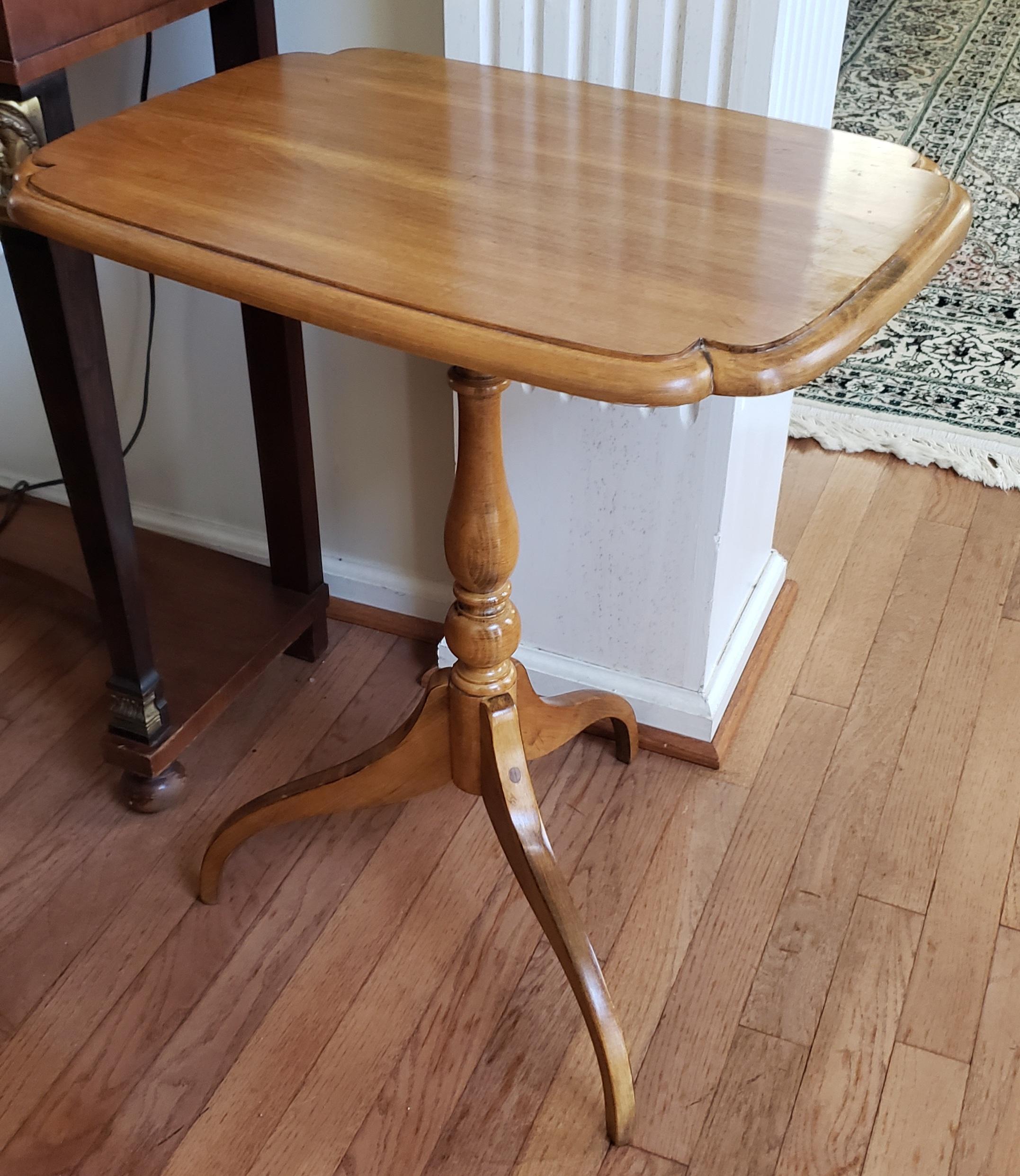 Ethan Allen Maple Spider Feet Tilt-Top Tray Side Table In Good Condition In Germantown, MD