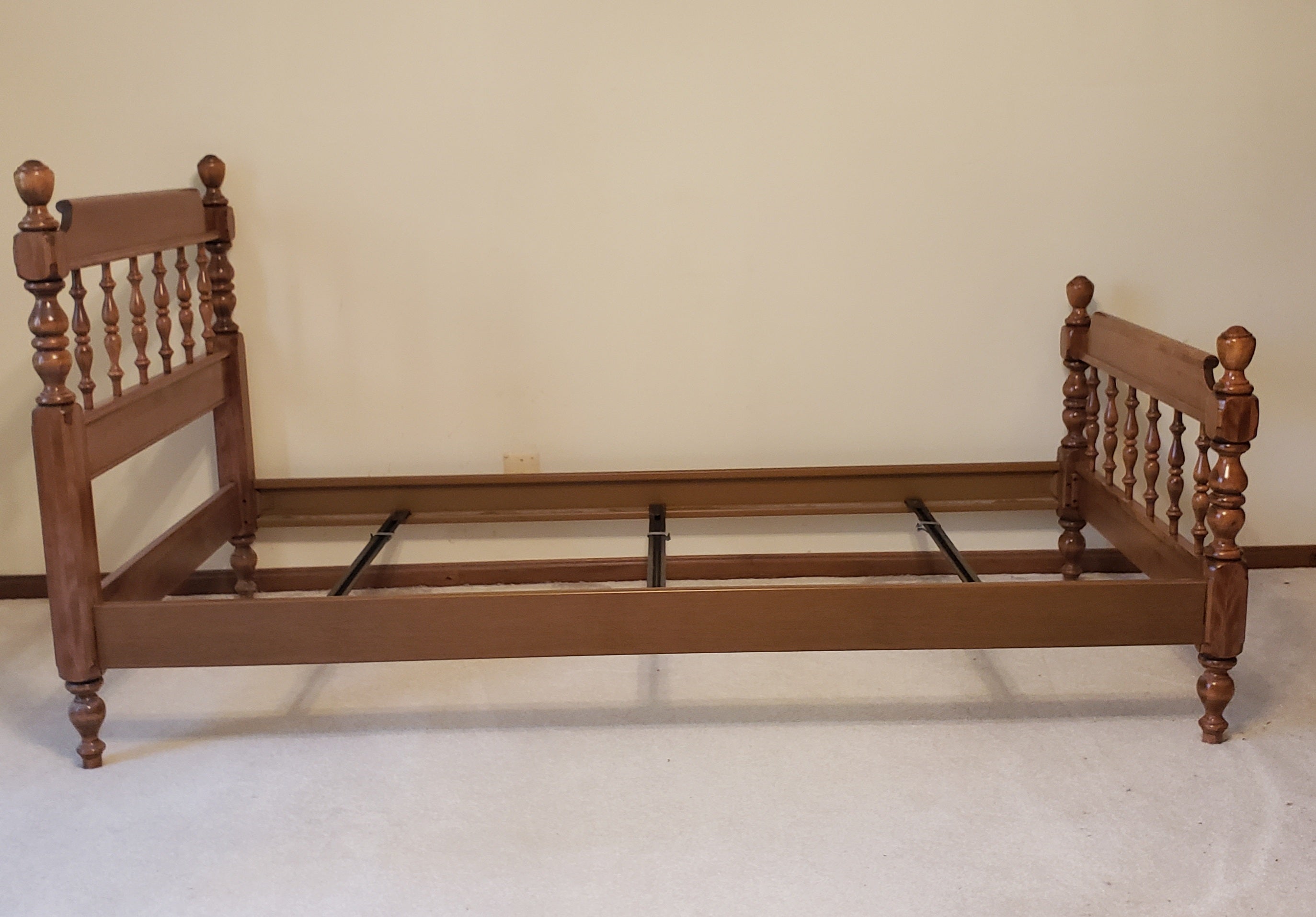Beautiful pair of twin bed frames by Ethan Allen. Solid maple and exquisite spindles. Faux maple metal slats and side rails. Very good vintage condition.

Measures 42