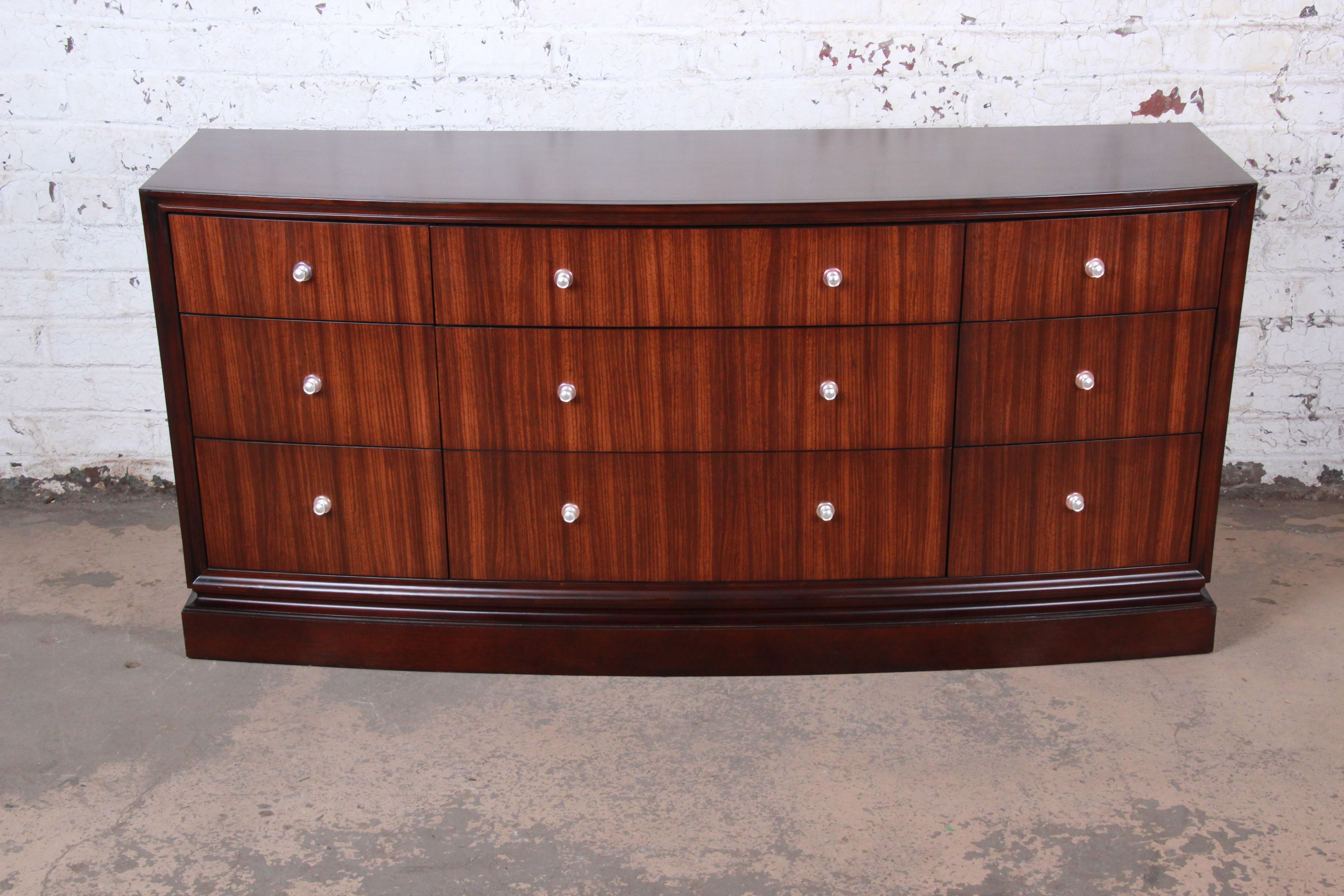 A gorgeous contemporary walnut long dresser or credenza

By Ethan Allen

USA, early 21st century

Measures: 71.13