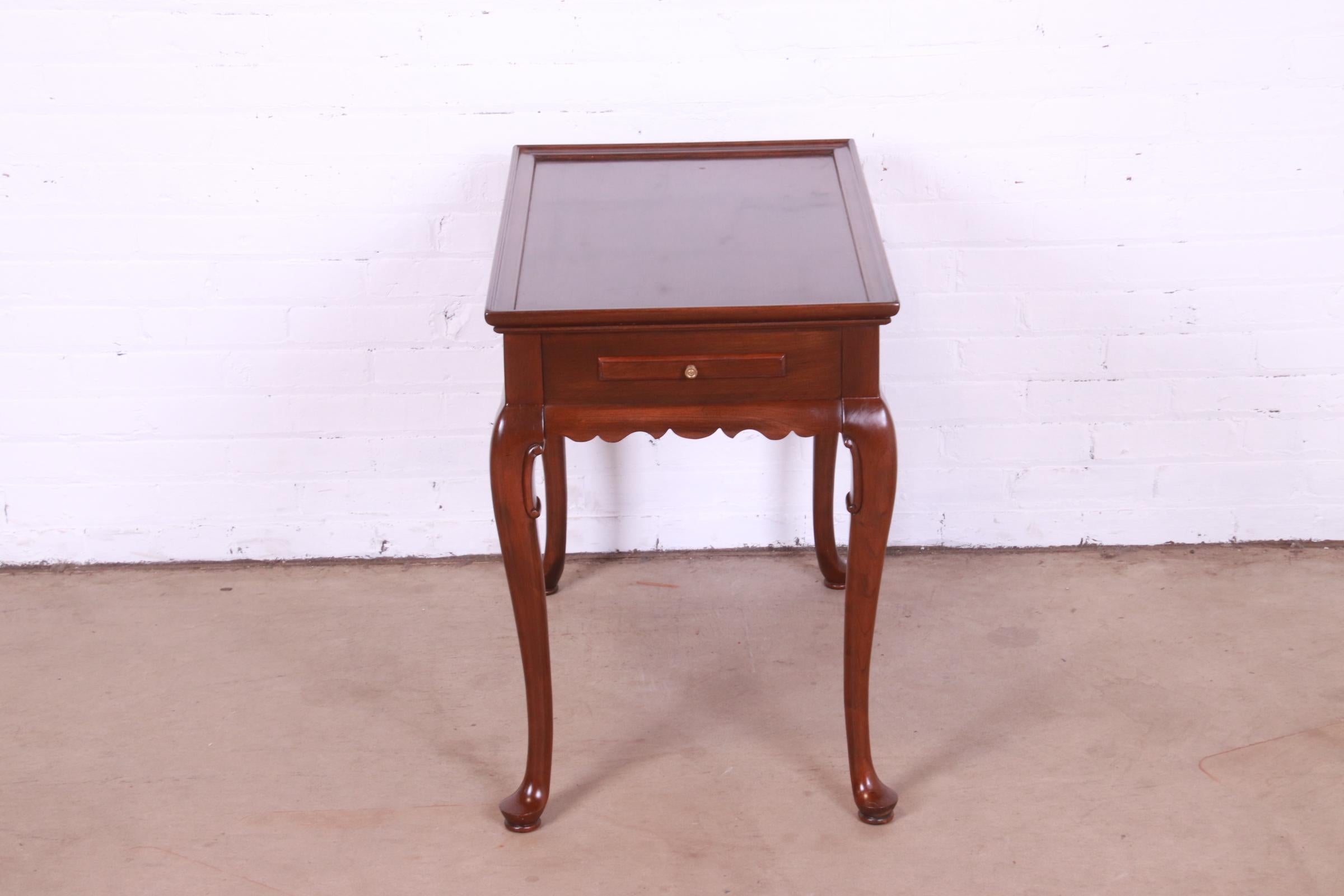 Ethan Allen Queen Anne Cherry Wood Tea Table or Occasional Side Table In Good Condition In South Bend, IN