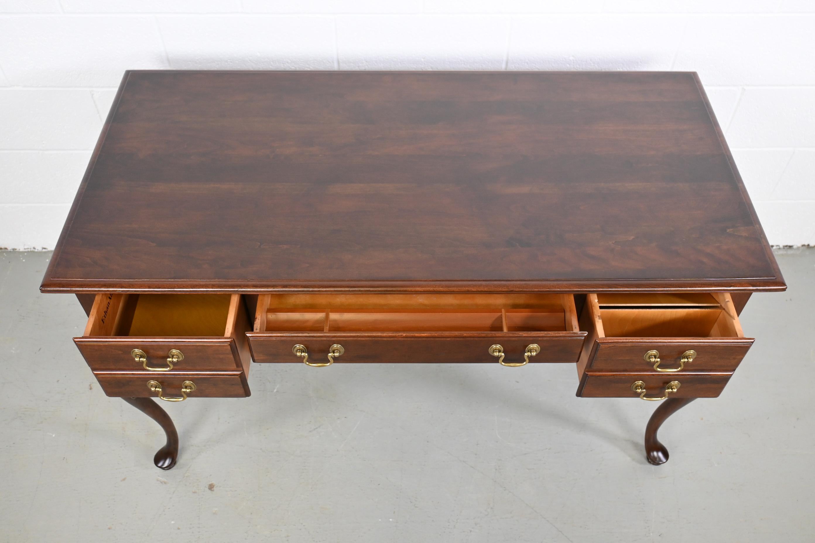 Ethan Allen Queen Anne Style Cherry Desk In Excellent Condition In Morgan, UT