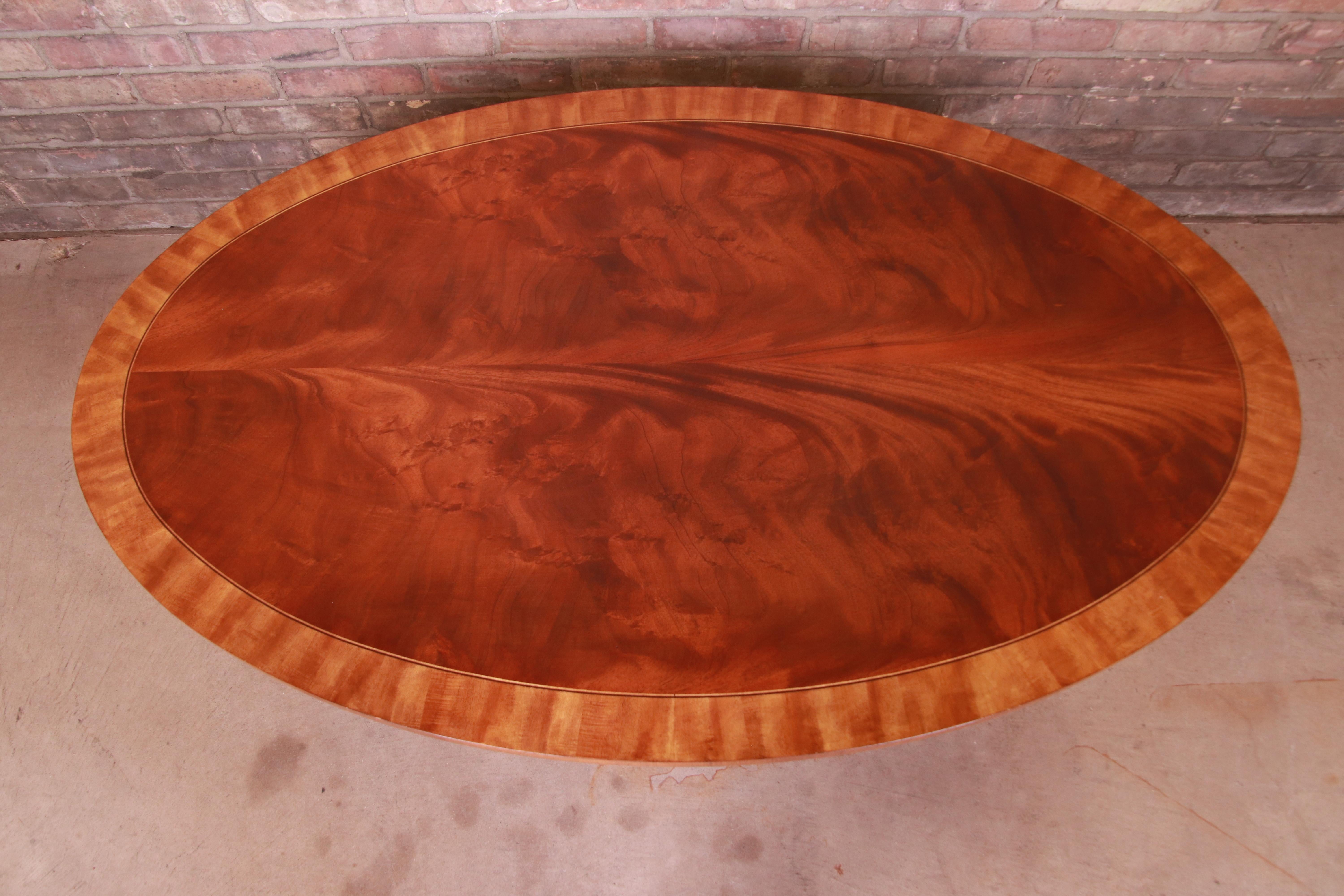 Ethan Allen Regency Banded Mahogany Pedestal Coffee Table In Good Condition In South Bend, IN