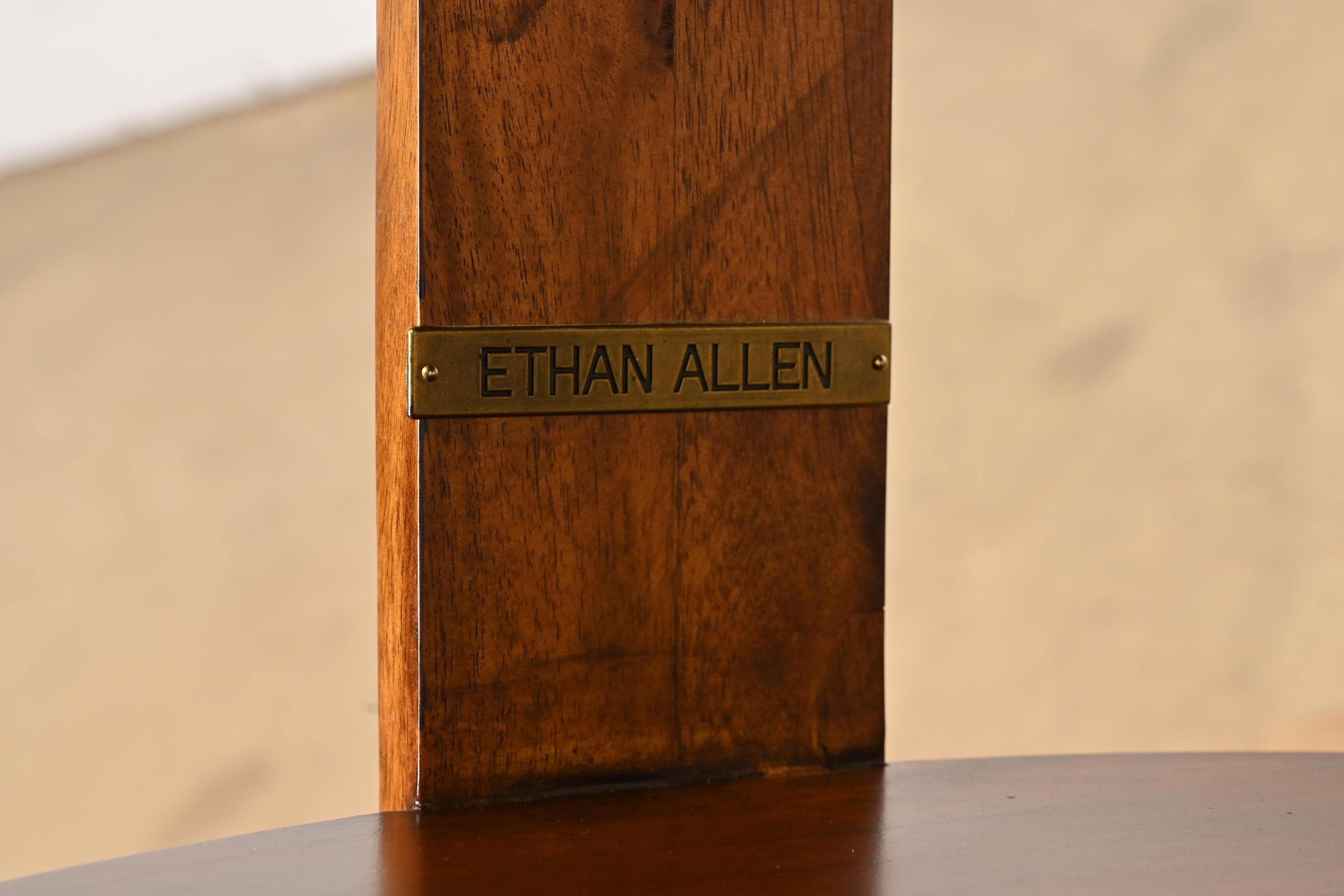 Ethan Allen Regency geschnitzt gebändert Mahagoni dreistöckige Trommel Beistelltisch im Angebot 8
