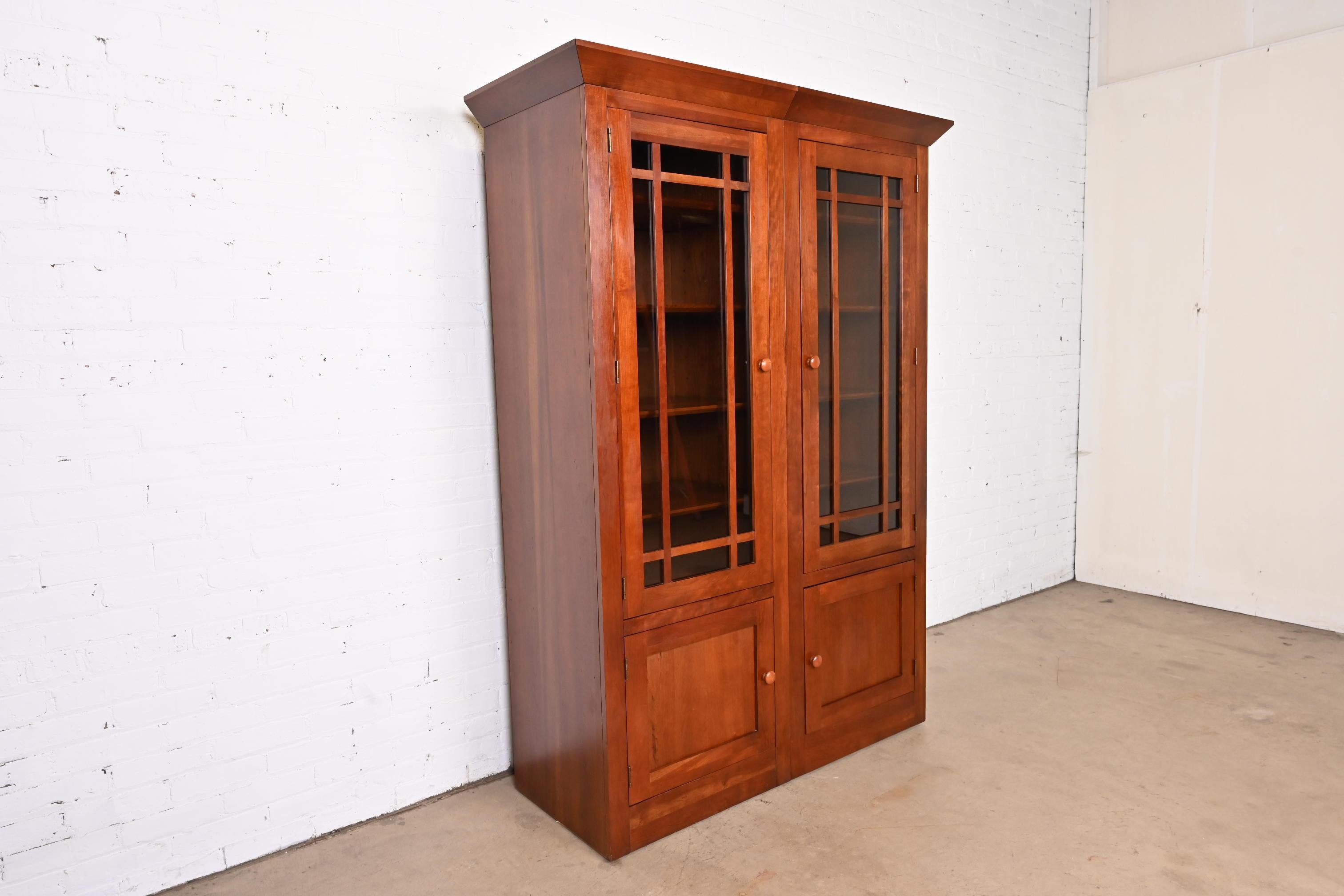 Verre Ethan Allen Shaker Bibliothèques ou armoires multimédia en bois de cerisier, paire en vente
