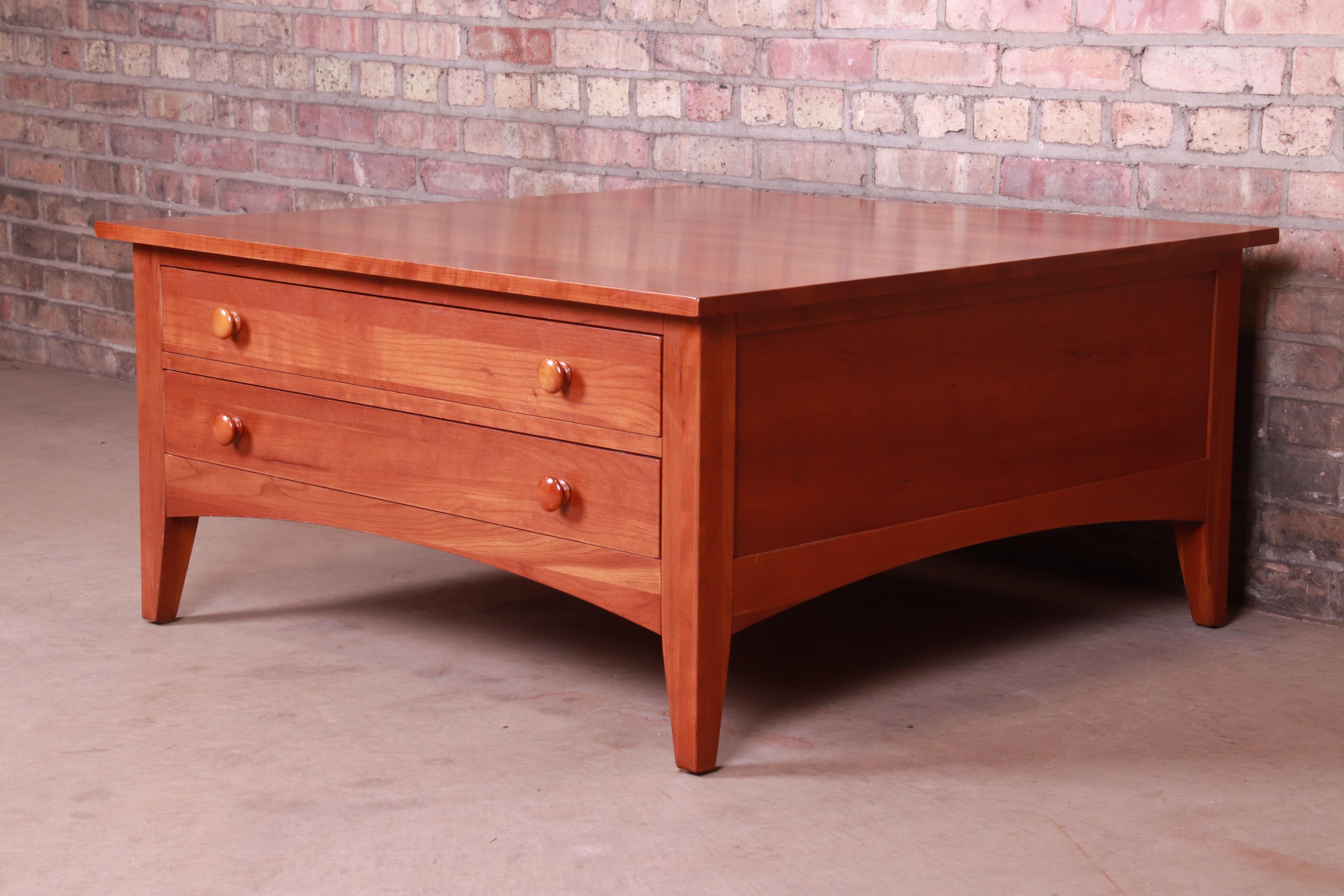 A gorgeous Arts & Crafts style solid cherrywood coffee table

By Ethan Allen

USA, late 20th century

Measures: 38.13