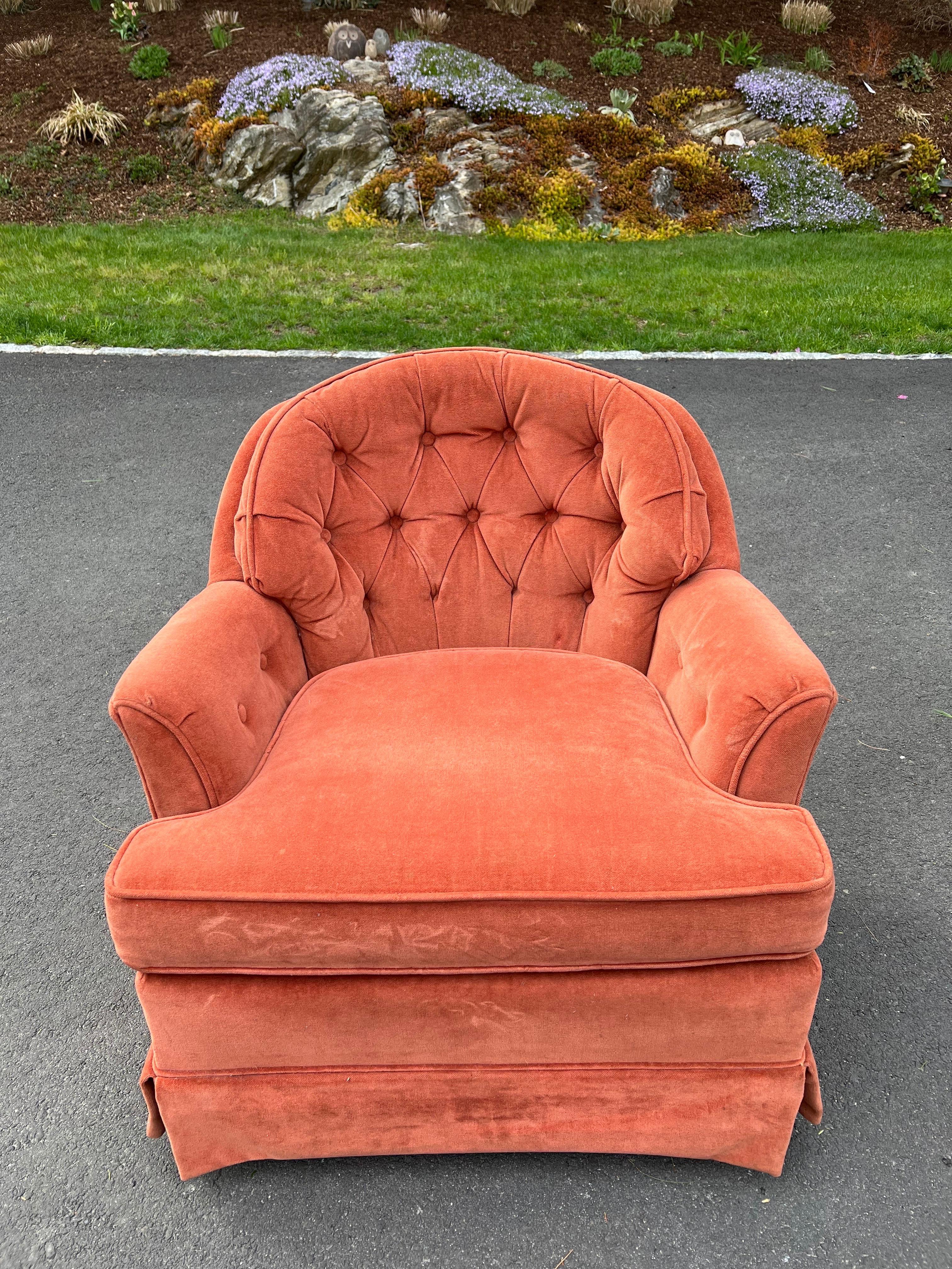 Ethan Allen round back tufted swivel chair in salmon tone velvet fabric. Wear consistent with age and use, some light stains to fabric. Could use a recover.
Measures approximately 28.25