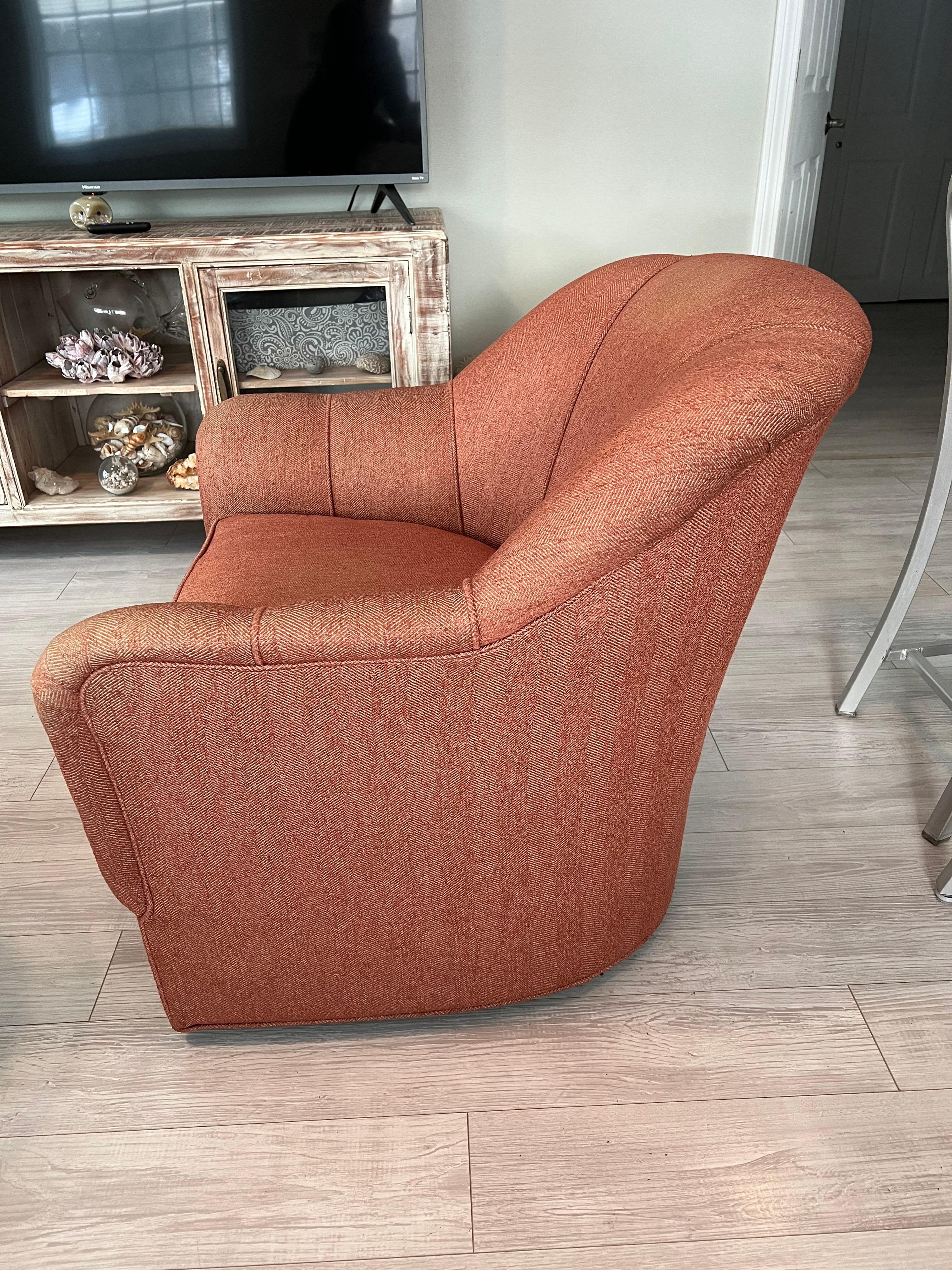 Ethan Allen Swivel Club Chair In Good Condition In Redding, CT