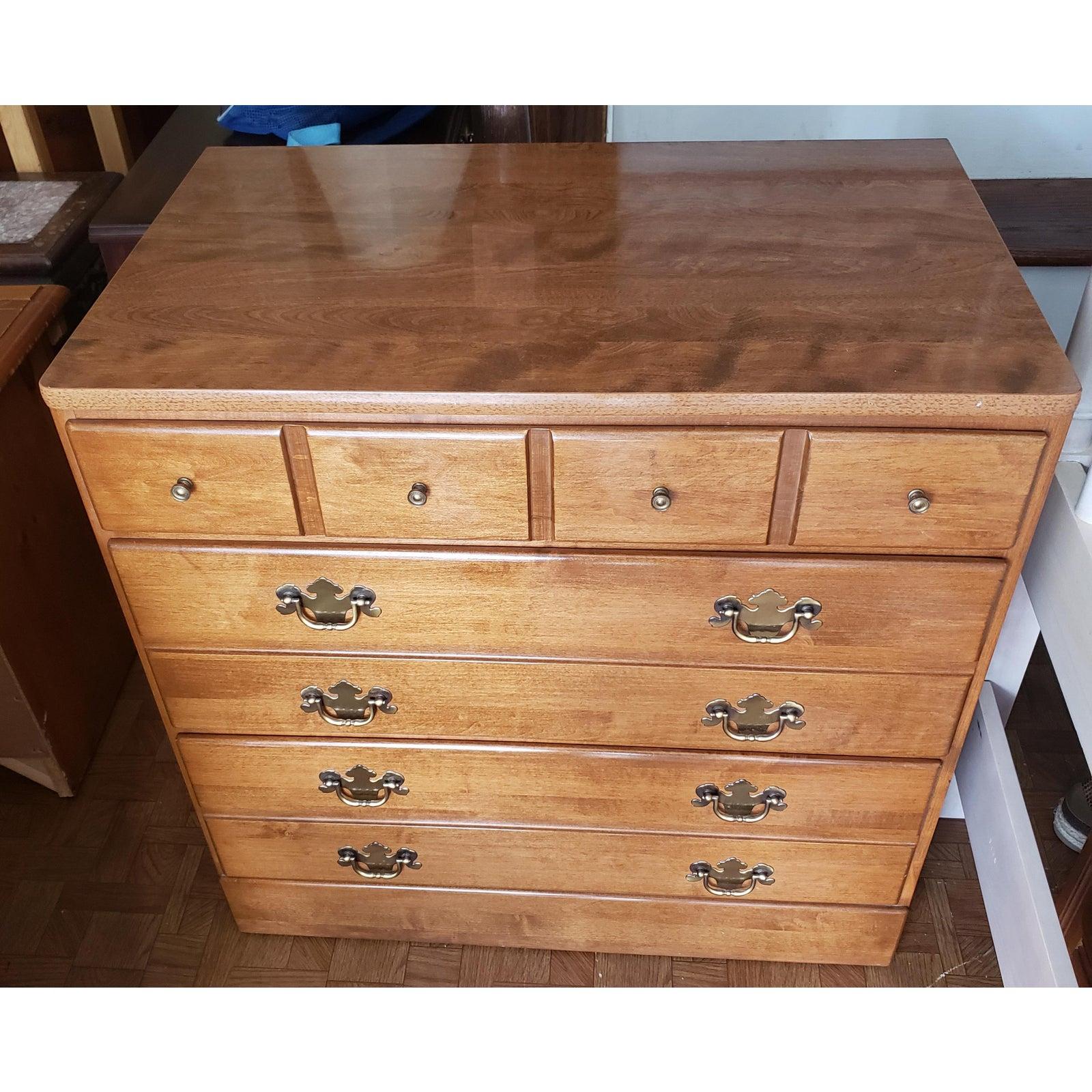 Ethan Allen three drawers chest.
Bachelor chest. Excellent vintage condition. Very Minor signs of use. Original Handles. All dovetail drawers closing perfectly.
Measure 30