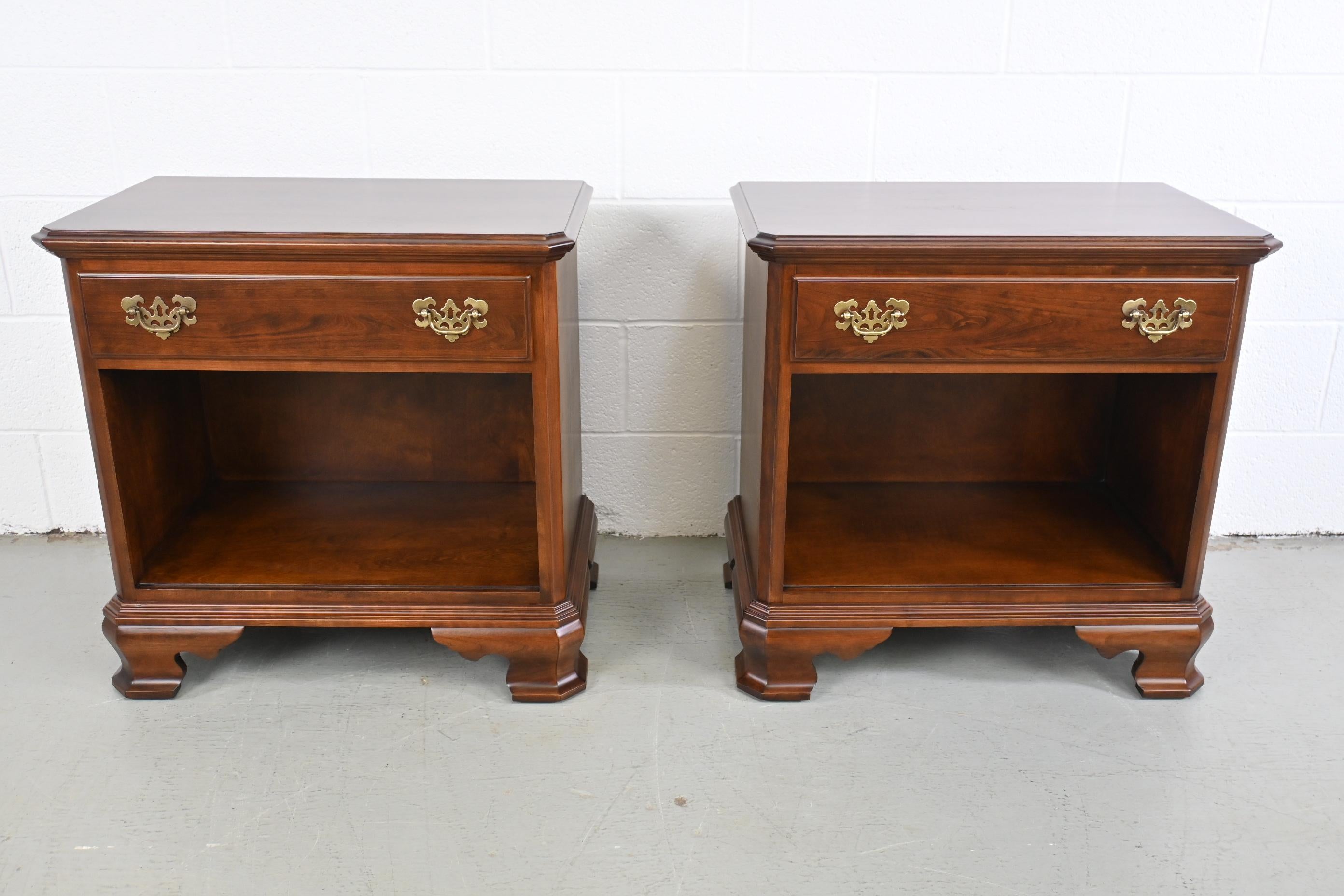 Ethan Allen Traditional Pair of Nightstands For Sale at