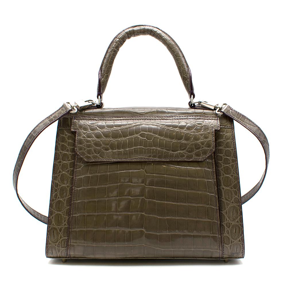 Ethan K Alla Crocodile Medium Top Handle Bag in Gris Fonce Shiny

- Schildkröten-Hardware-Verschluss
- Magnetische Verschlüsse
- Lila Kontrastnähte
- Klassische versteckte Gesäßtasche
- Innere Beuteltasche
- Innere Reißverschlusstasche
- Abnehmbarer
