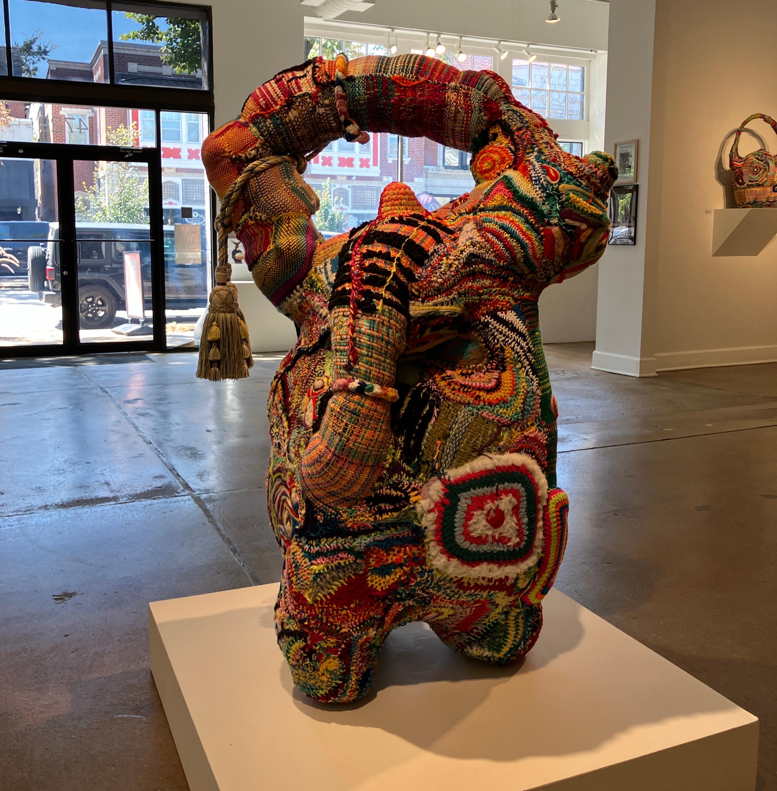 Escultura de Fibra de Tamaño Natural, Peso Ligero, Colorido Material Mixto, Hand Made, Meyer - Figurative Sculpture Beige de Ethan Meyer