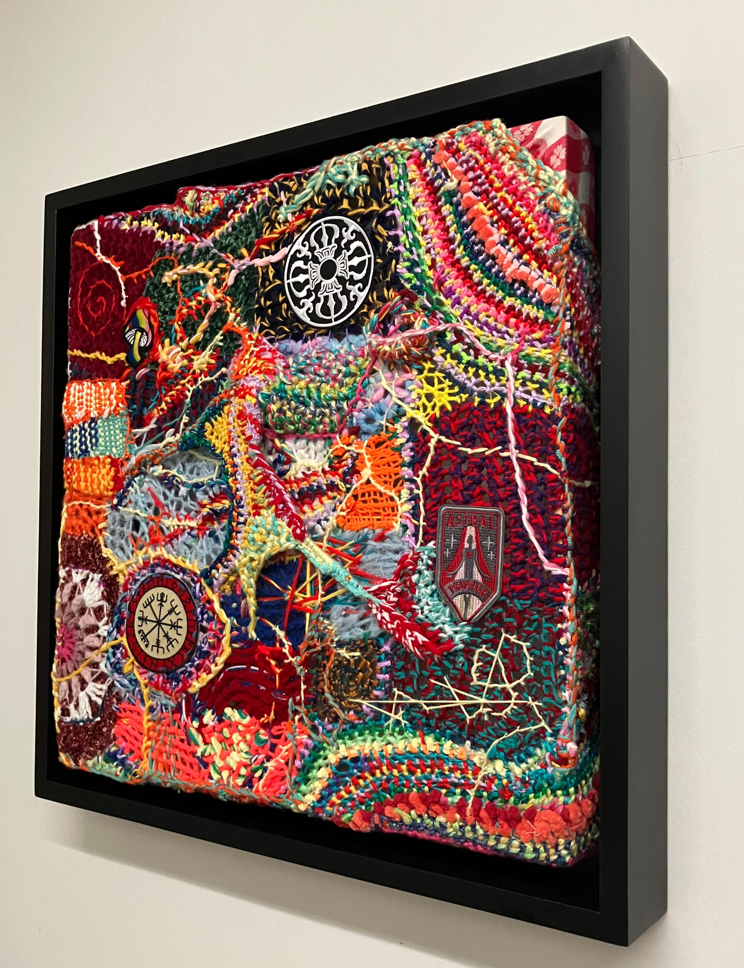 « Mon âme passera à travers les barrières de l'éternité », encadré, textile, fibre - Sculpture de Ethan Meyer