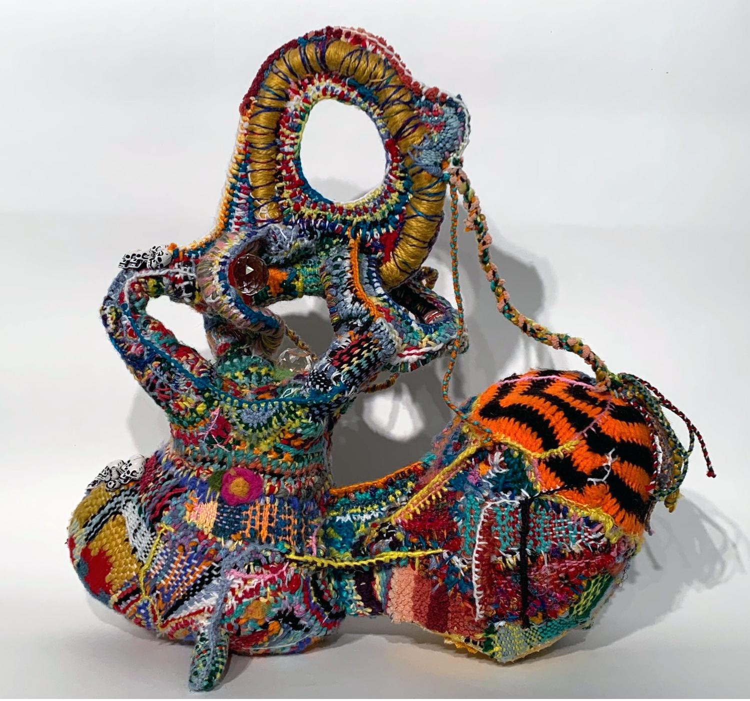 « Sychopomp », sculpture abstraite en fibre tissée à la main, fil, feutre, techniques mixtes - Contemporain Sculpture par Ethan Meyer