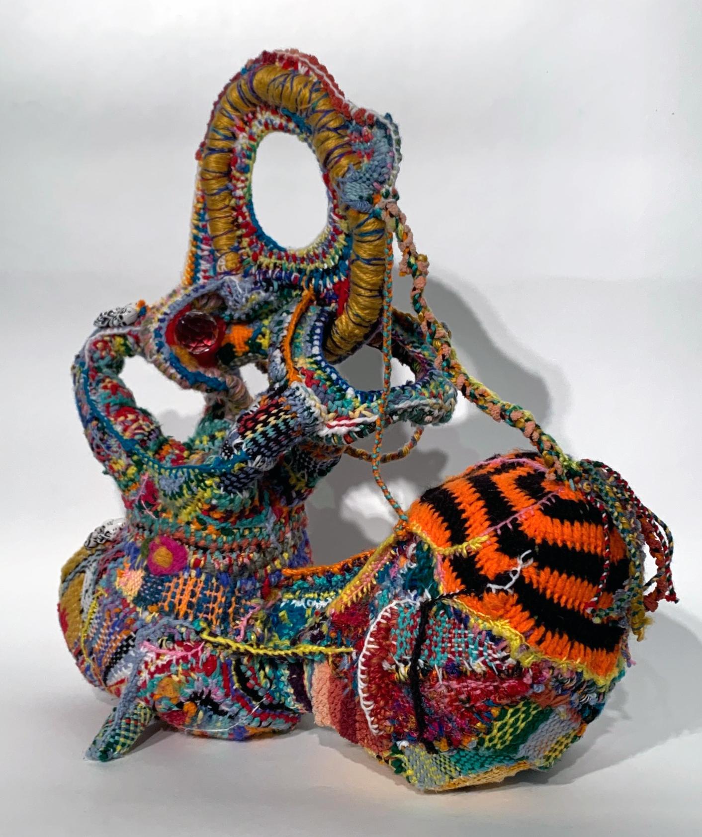 « Sychopomp », sculpture abstraite en fibre tissée à la main, fil, feutre, techniques mixtes en vente 1