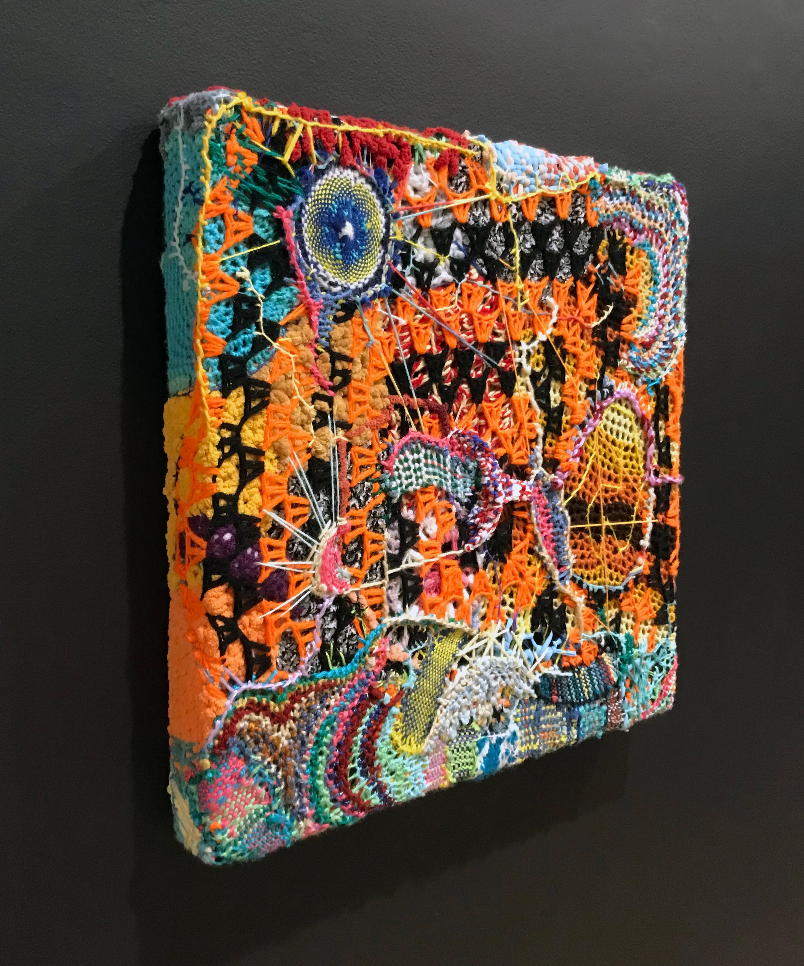 Terraforming Consciousness de Ethan Meyer es una poderosa escultura textil contemporánea que combina la forma abstracta con un profundo significado conceptual. Sus intrincadas capas simbolizan la complejidad de la conciencia humana, lo que la