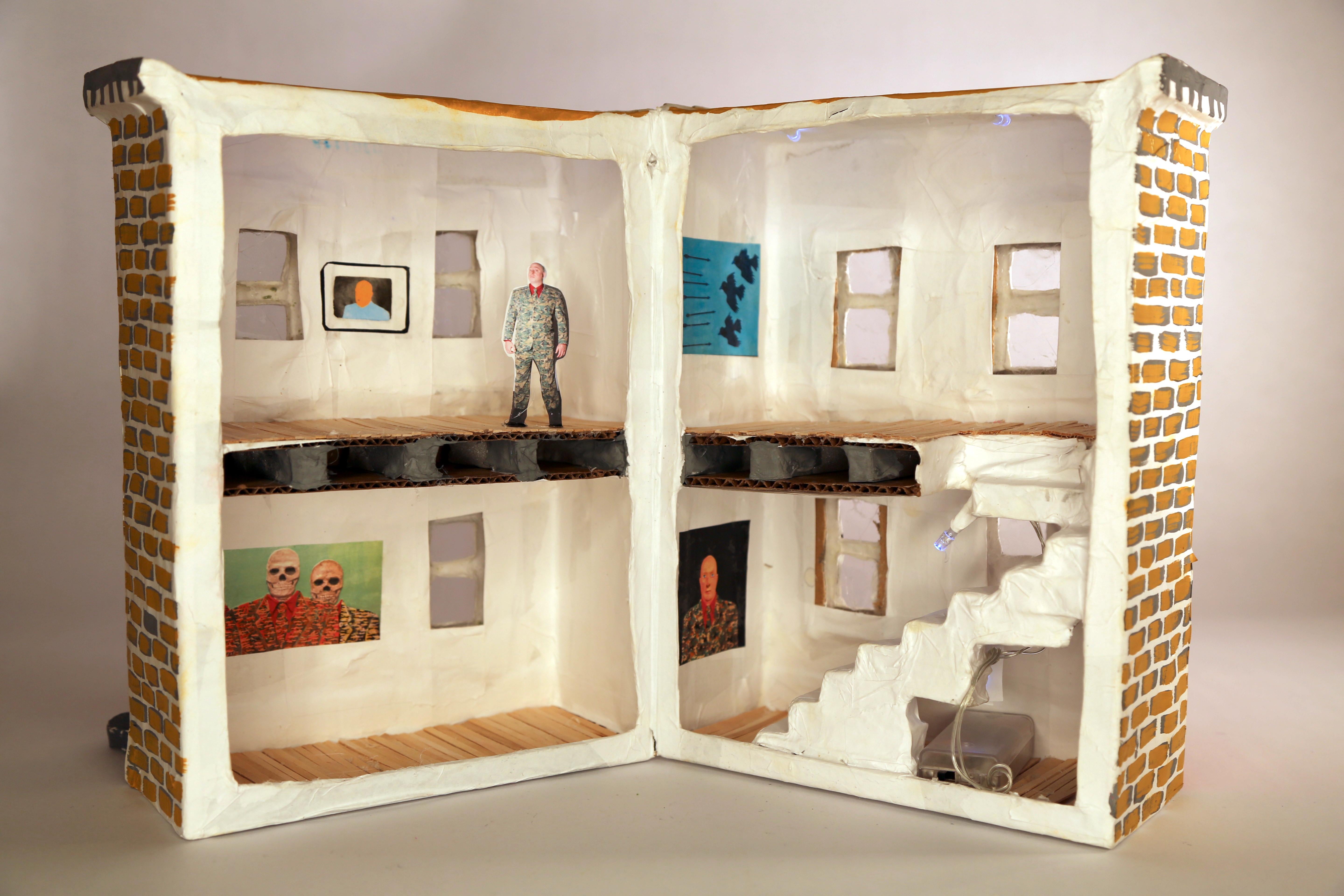 Mixed Media-Skulptur eines Hauses: „Gebautes Haus“ (Zeitgenössisch), Mixed Media Art, von Ethan Minsker
