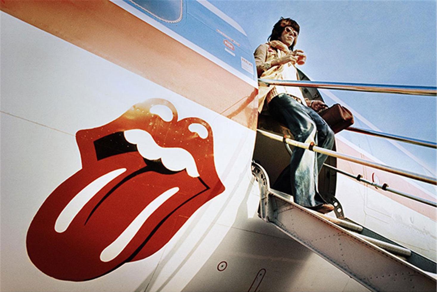 Color Photograph Ethan Russell - « avion » Keith Richards