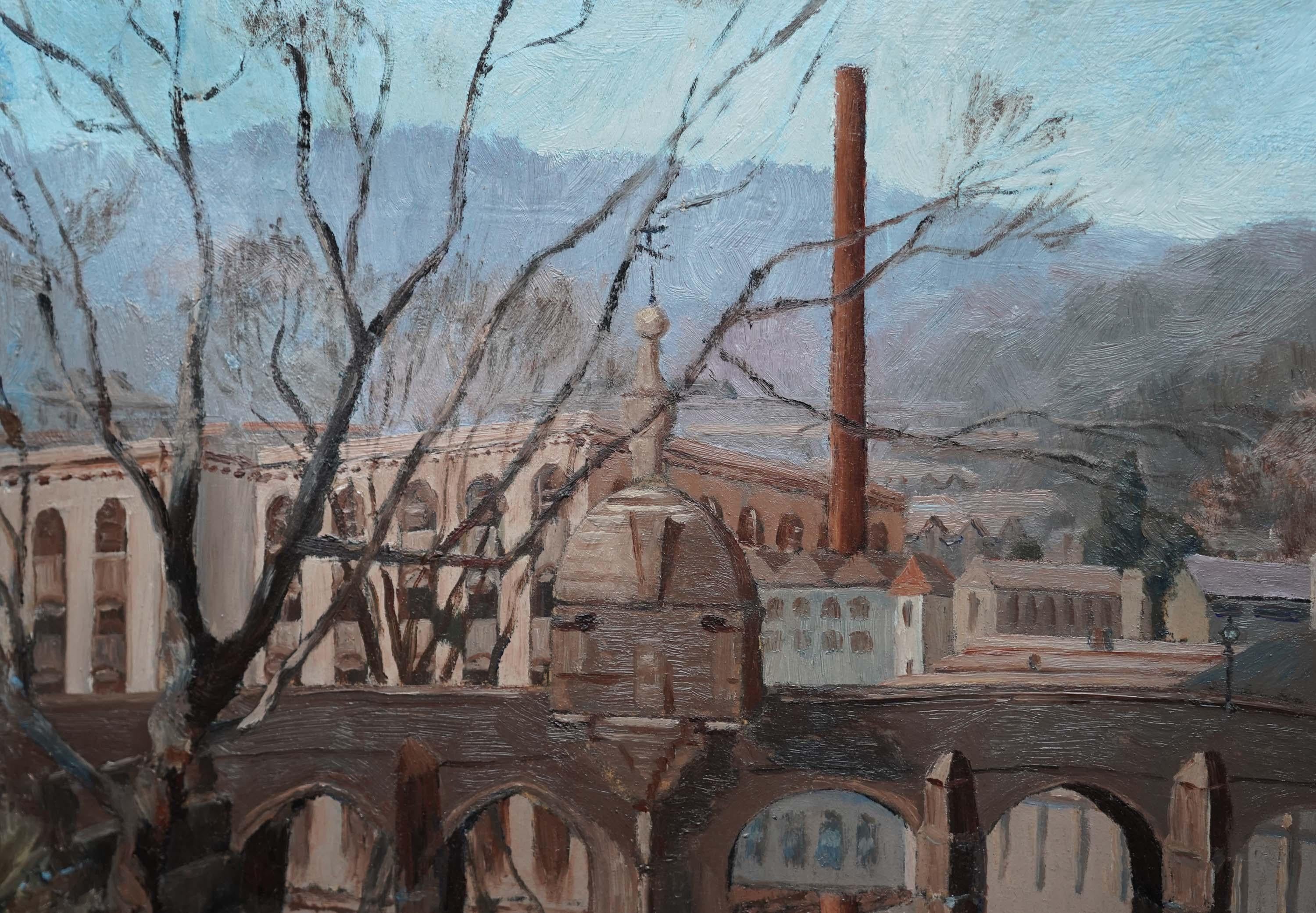 Este magnífico óleo de paisaje urbano británico es obra del célebre artista Ethelbert White. Pintada hacia 1940, la composición se desarrolla a lo largo del río hacia el puente sobre el río Avon en Bradford upon Avon. El puente sustituyó al amplio