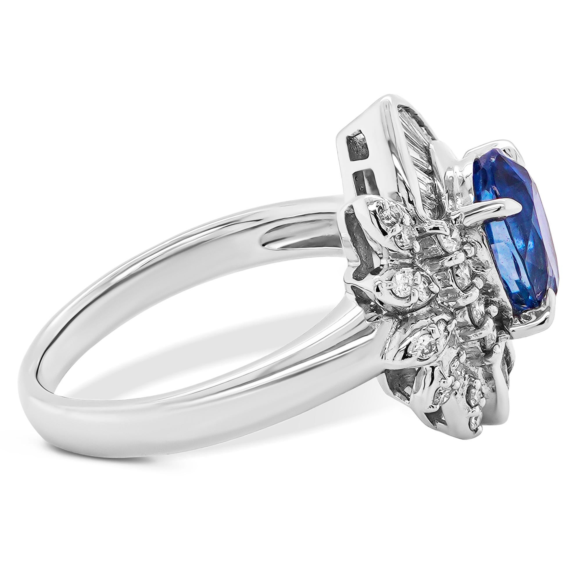 Erleben Sie ein Stück zeitloser Eleganz, in dem die tiefe Anziehungskraft des Ozeans auf das unverfälschte Funkeln der Sterne trifft. Im Mittelpunkt dieses atemberaubenden Rings steht ein prächtiger, 1,85 Karat schwerer, lebhafter blauer Saphir, ein