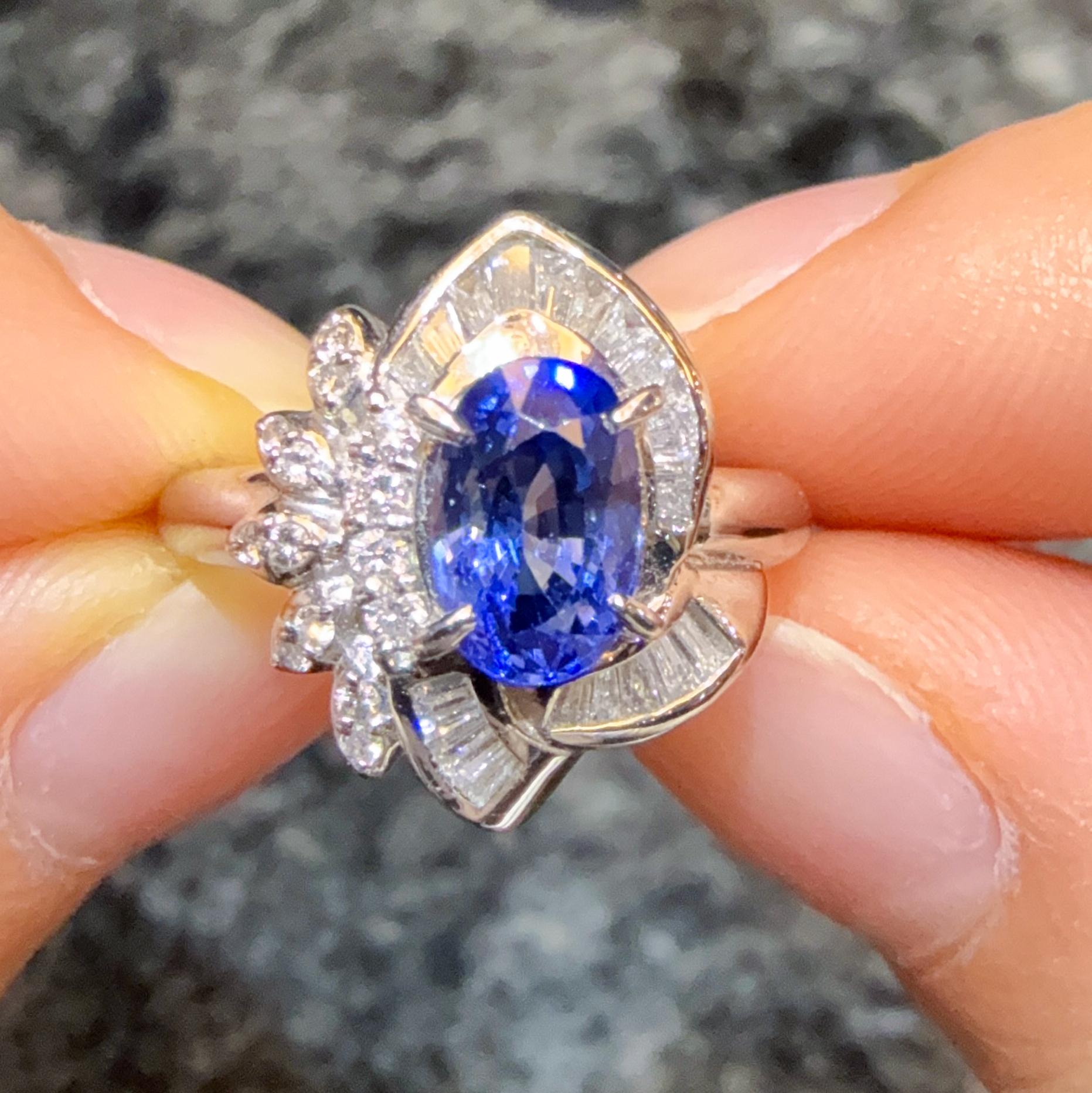 Ätherischer Blauer Majestät 1,85 Karat Lebendiger Saphir & Diamant Solitär Ring im Angebot 1