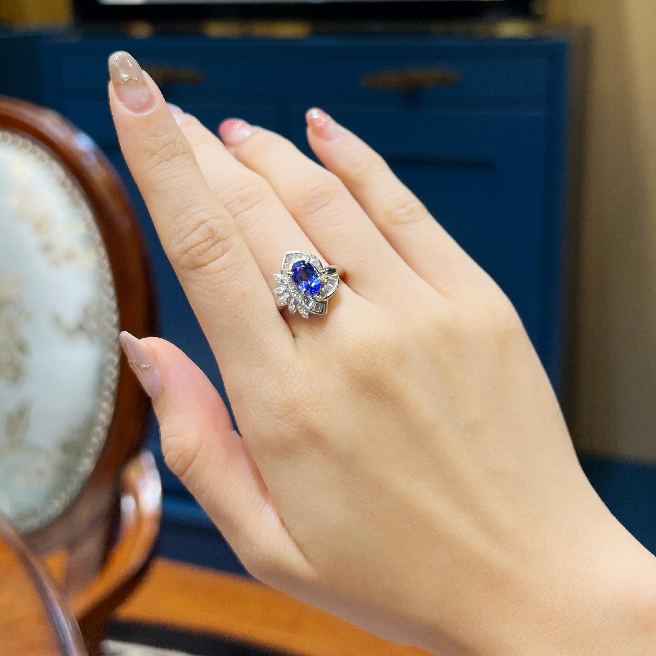 Ätherischer Blauer Majestät 1,85 Karat Lebendiger Saphir & Diamant Solitär Ring im Angebot 2