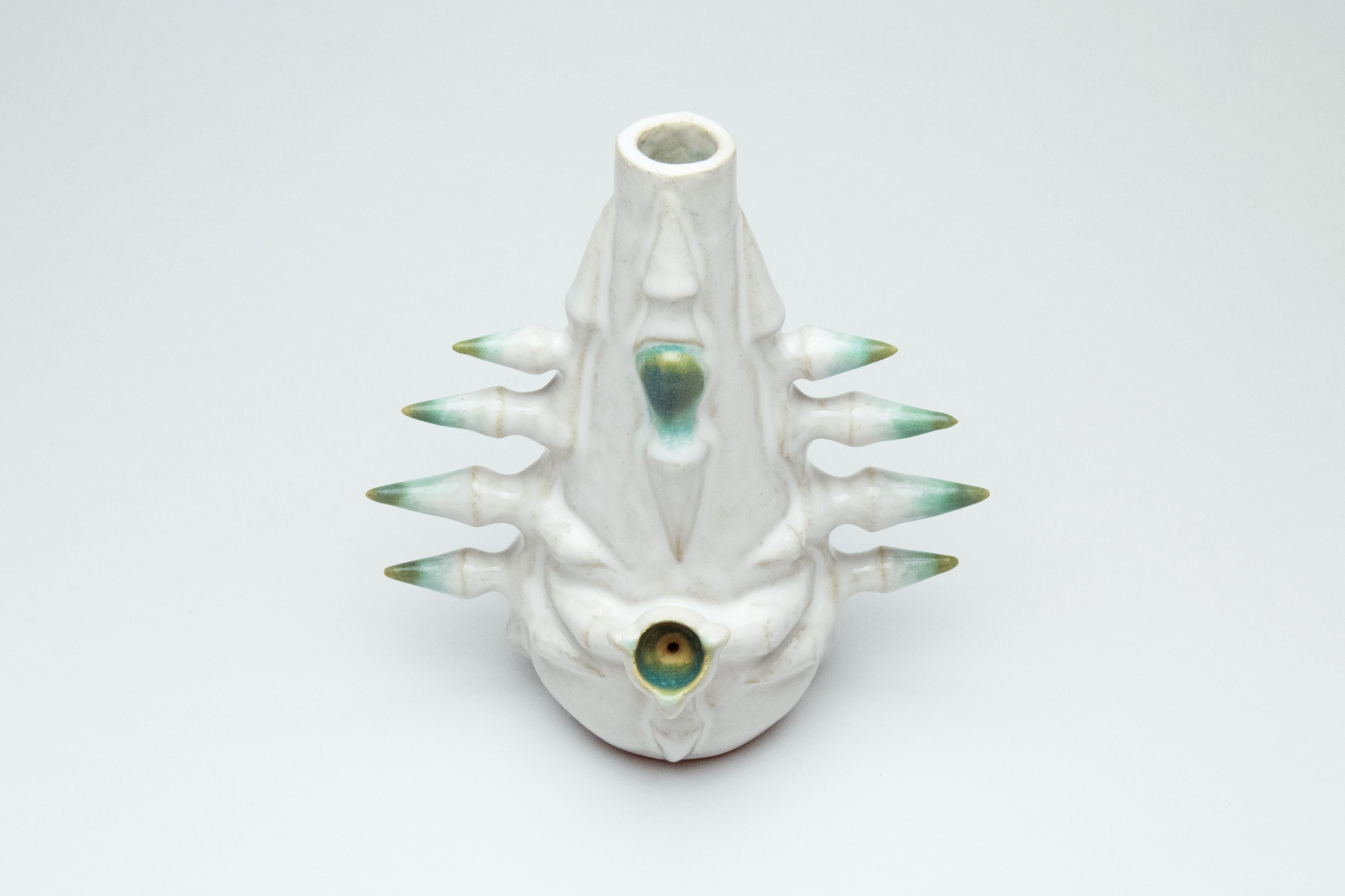 La cachimba Etérea es una pieza única y exquisita, diseñada para transformar tu experiencia de fumar en un ritual de otro mundo. Elaborado mediante un meticuloso proceso que combina componentes lanzados y construidos a mano, este extraordinario bong