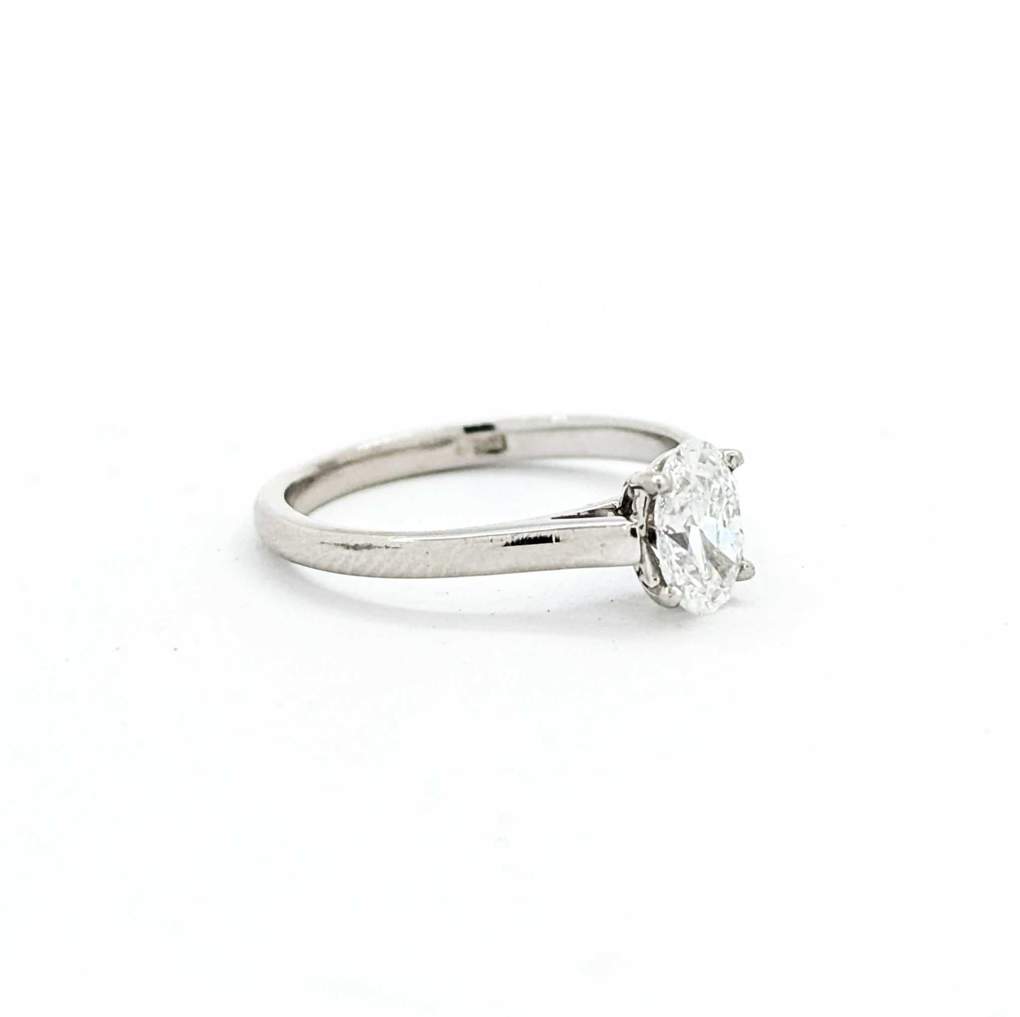 Wir präsentieren diesen ätherischen Diamant-Verlobungsring Solitaire aus Platin. Dieses exquisite Stück ist mit einem atemberaubenden 0,55-Karat-Diamanten besetzt, dessen Brillanz perfekt zur Geltung kommt. Das Solitärdesign unterstreicht die