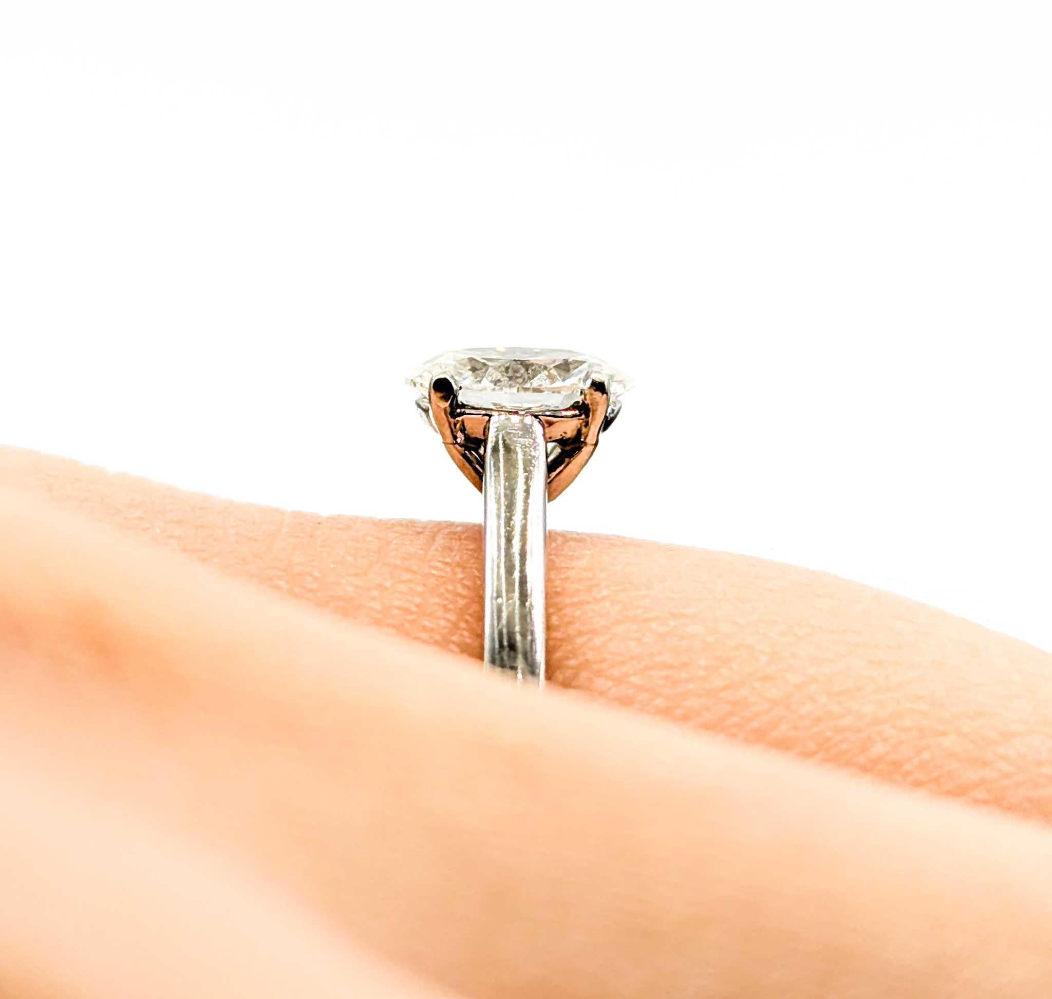 Ätherischer Diamant-Verlobungsring Solitär aus Platin (Ovalschliff) im Angebot