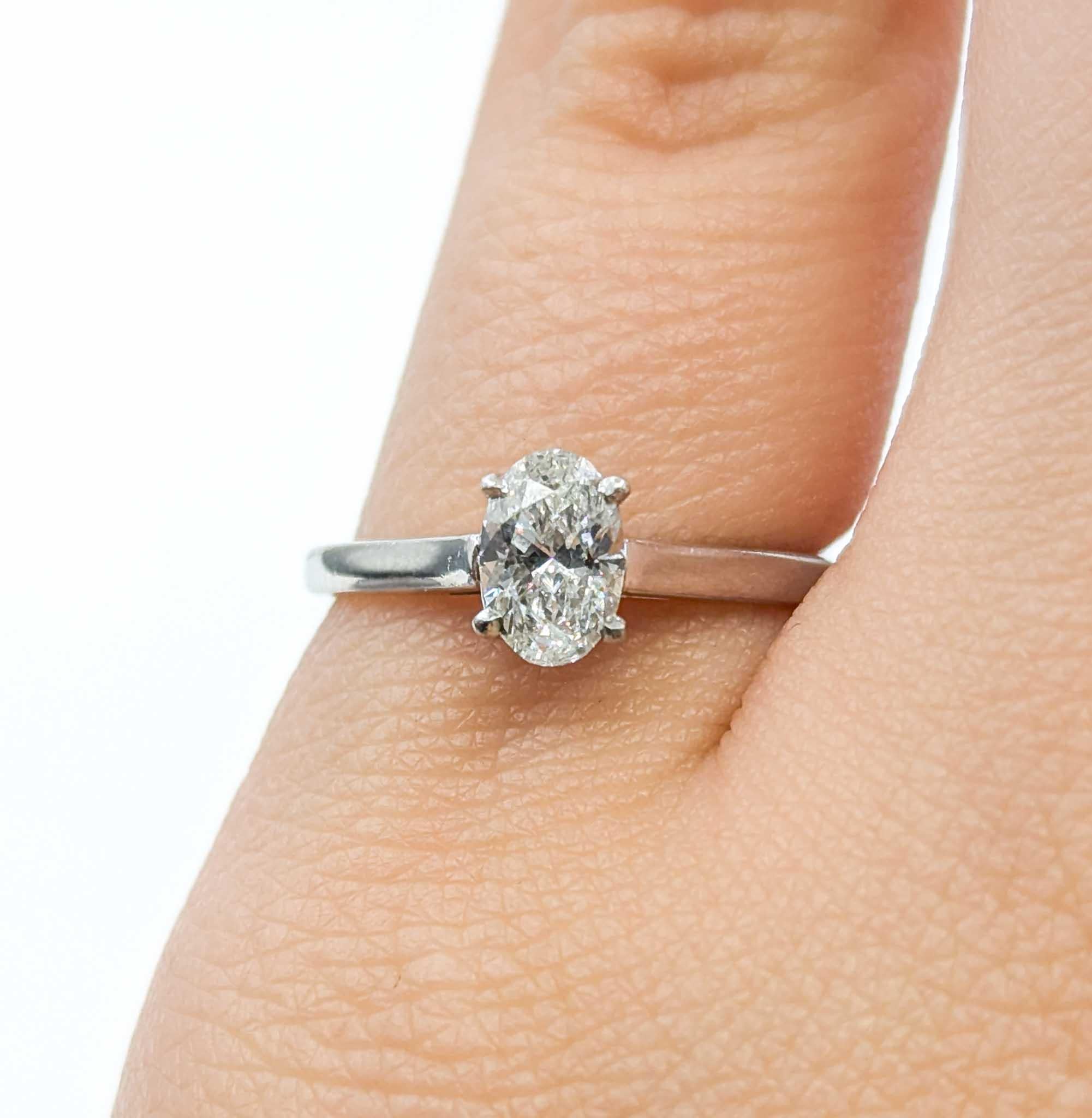 Ätherischer Diamant-Verlobungsring Solitär aus Platin Damen im Angebot