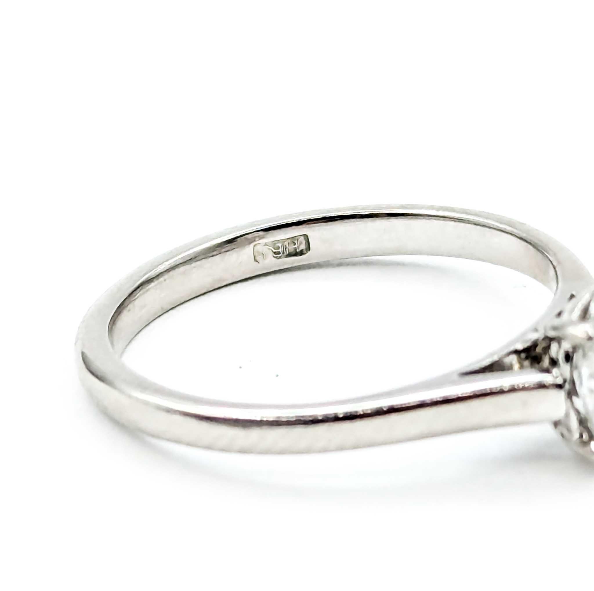 Ätherischer Diamant-Verlobungsring Solitär aus Platin im Angebot 1