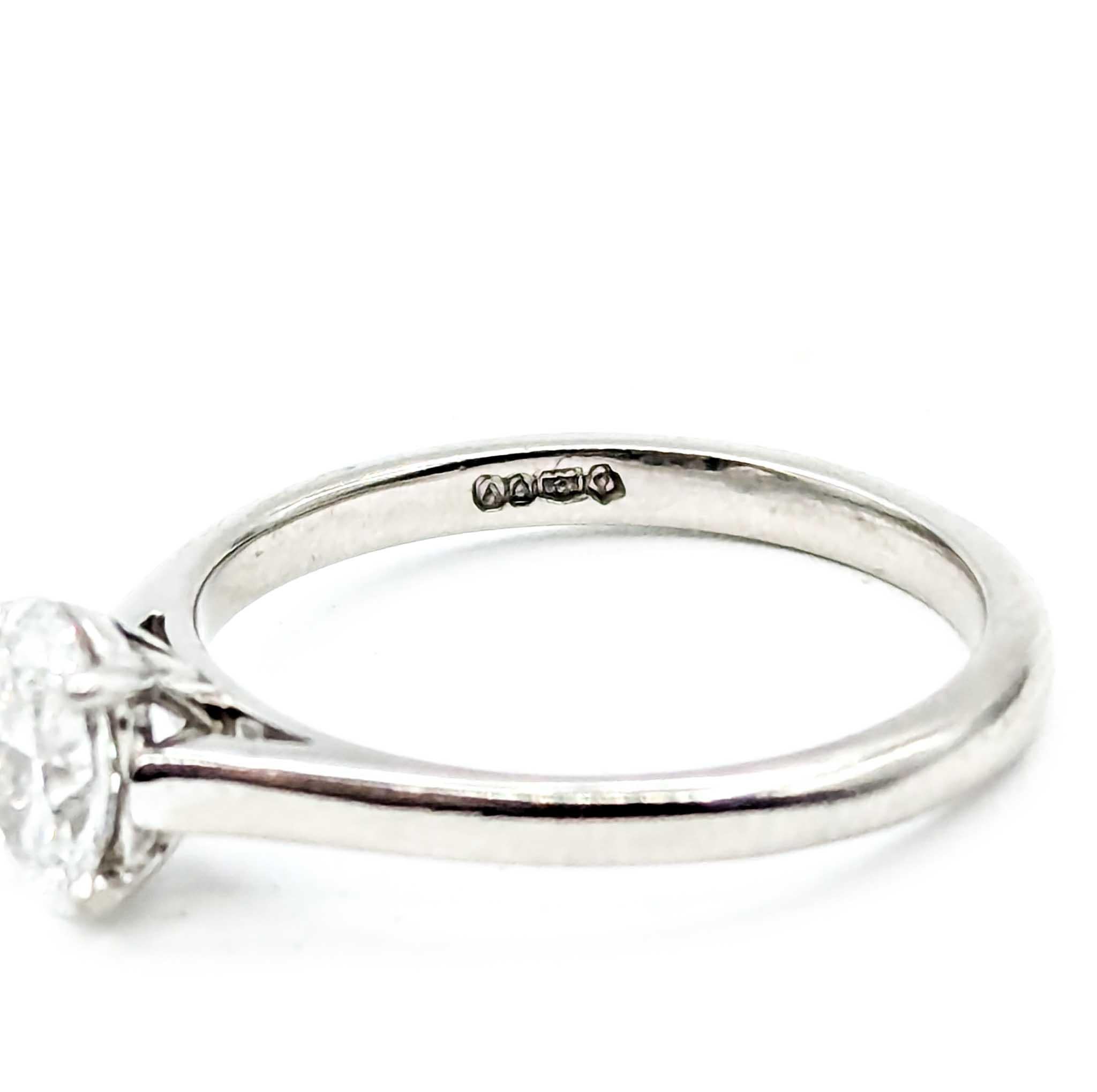 Ätherischer Diamant-Verlobungsring Solitär aus Platin im Angebot 2