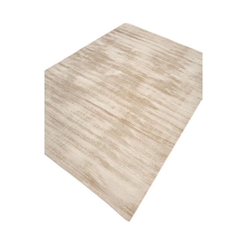 Cosa succede quando la semplicità incontra la raffinatezza? Scopri il fascino moderno di questo tappeto lavorato a mano. Realizzato con precisione e passione, incarna l'eleganza in ogni suo filo. Progettato per affascinare con la sua texture