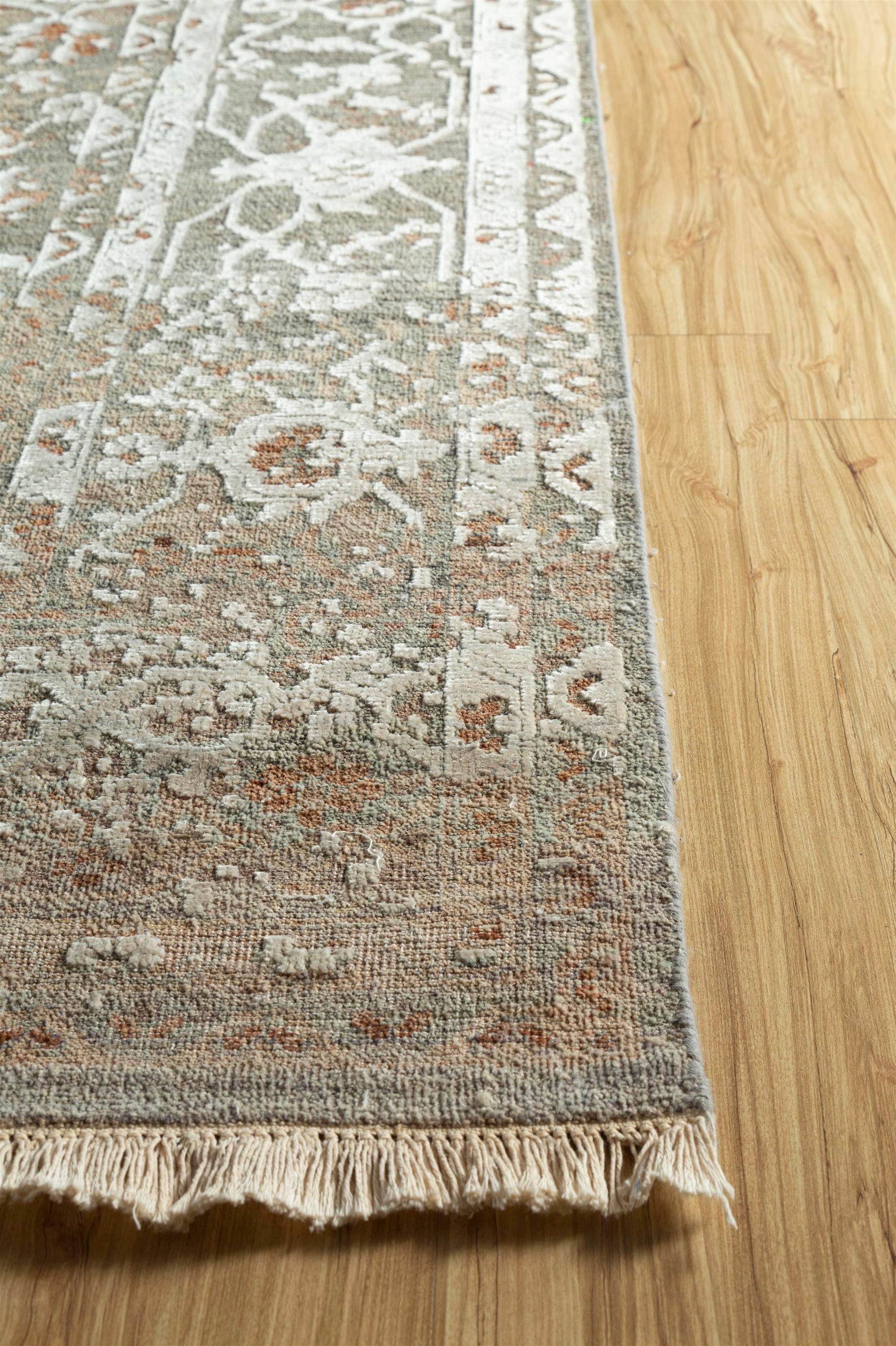 Can a rug embody the grandeur of tradition while seamlessly fitting into contemporary spaces? Discover the answer with this transitional hand-knotted masterpiece . Immerse your space in the allure of traditional patterns, invoking a spectacular