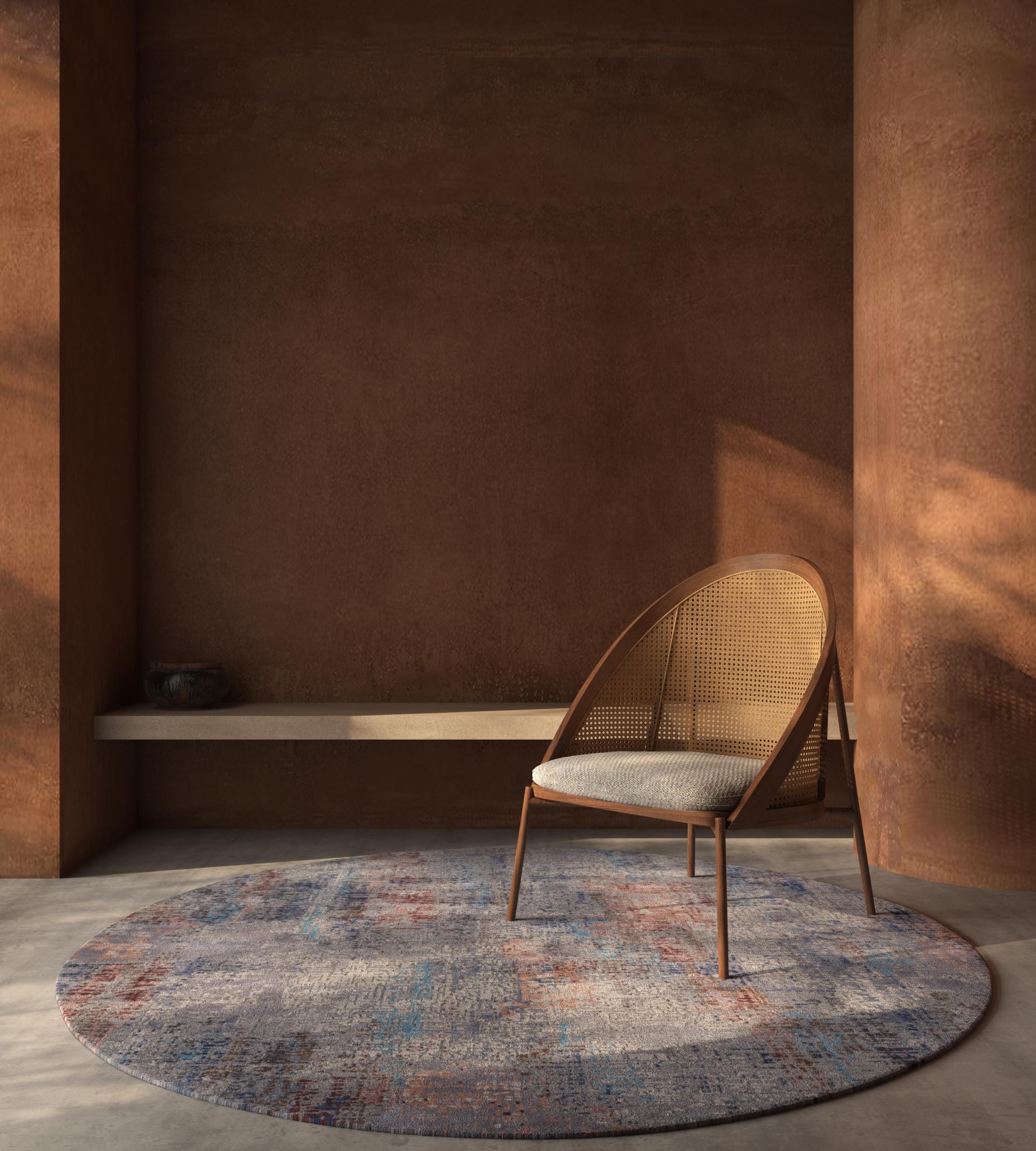 Scopri l'eleganza contemporanea con questo tappeto: un mix di grigio e avorio in un moderno tappeto annodato a mano in lana e seta di bambù. Questo tappeto opulento, progettato per gli spazi contemporanei, crea un'atmosfera serena con una tavolozza