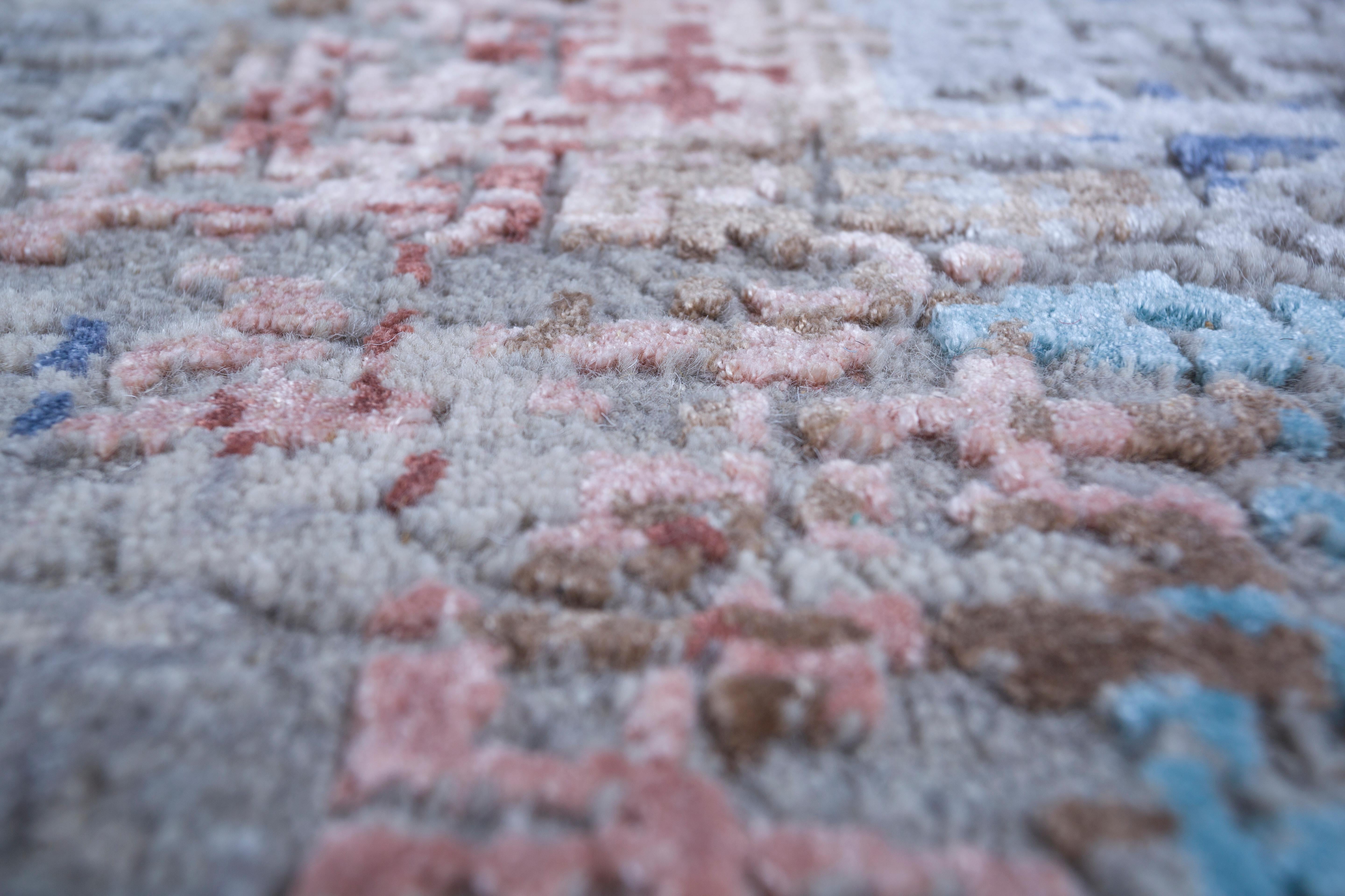 Mid-Century moderno Tappeto Ethereal Elegance Soft Gray Ivory annodato a mano in vendita